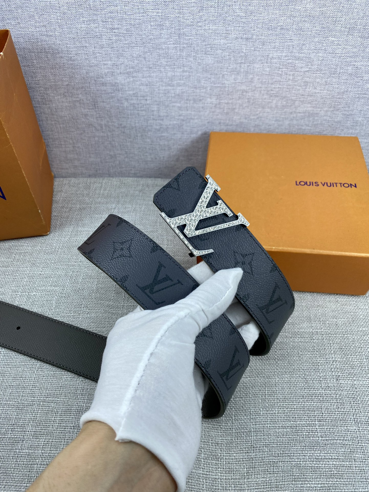 Louis Vuitton hollow buckle cowhide men's belt, 3.8cm wide