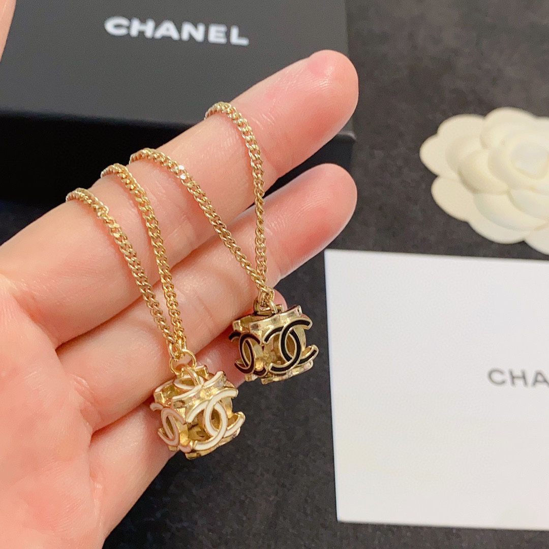 Chanel new square hollow necklace