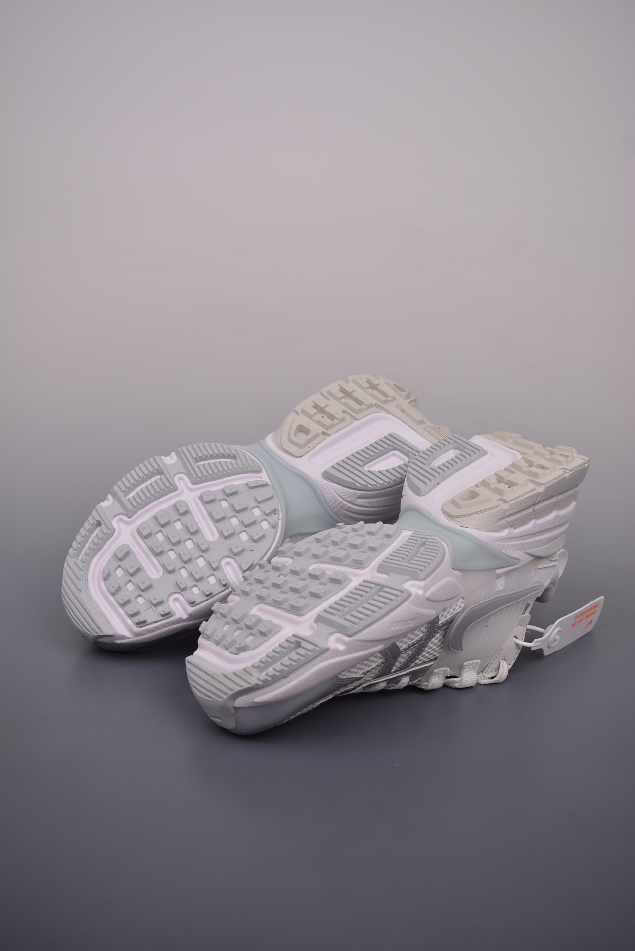 Nike Wmns V2K Runtekk Low Metallic Silver FD0736-104