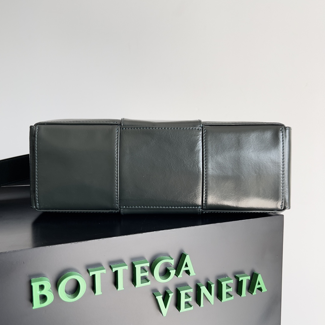Bottega Veneta 2023 Early Spring Series Arco Camera Bag 731165