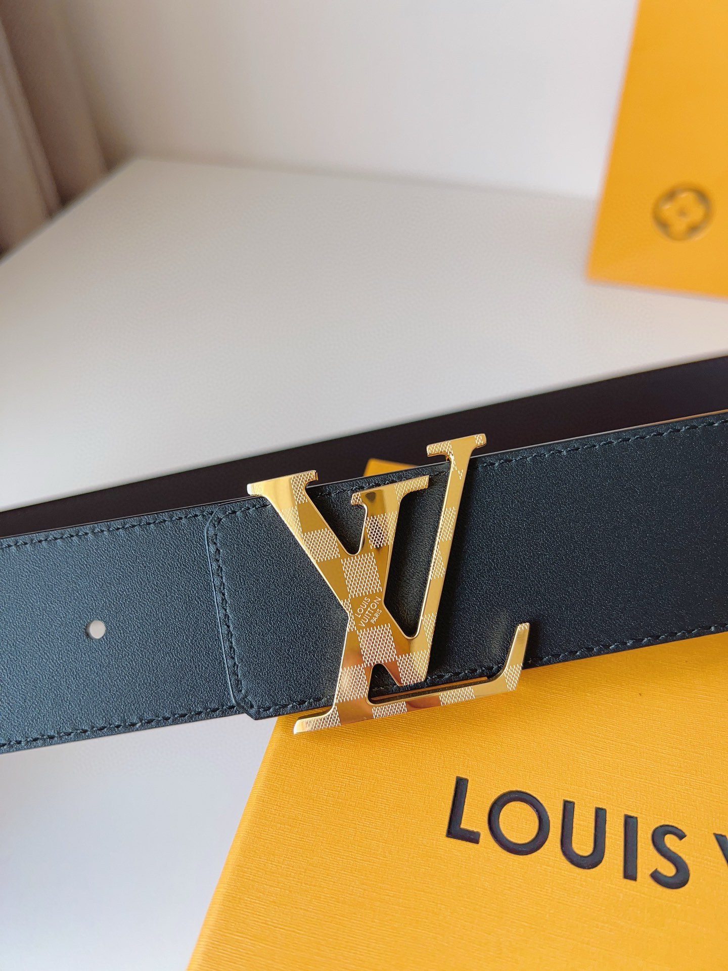 Louis Vuitton engraved buckle men's belt, 4cm wide