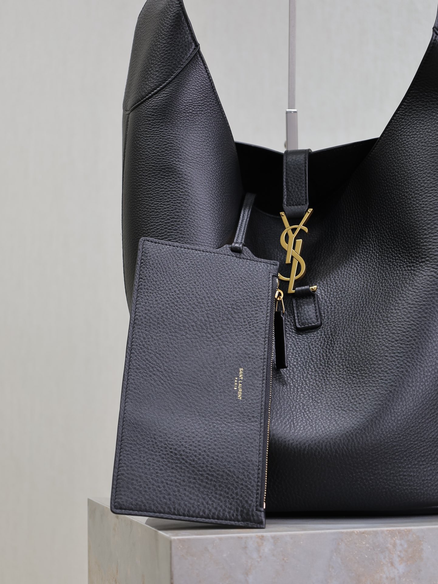 Yves Saint Laurent LE 5À7 Large Bucket Underarm Bag 753823