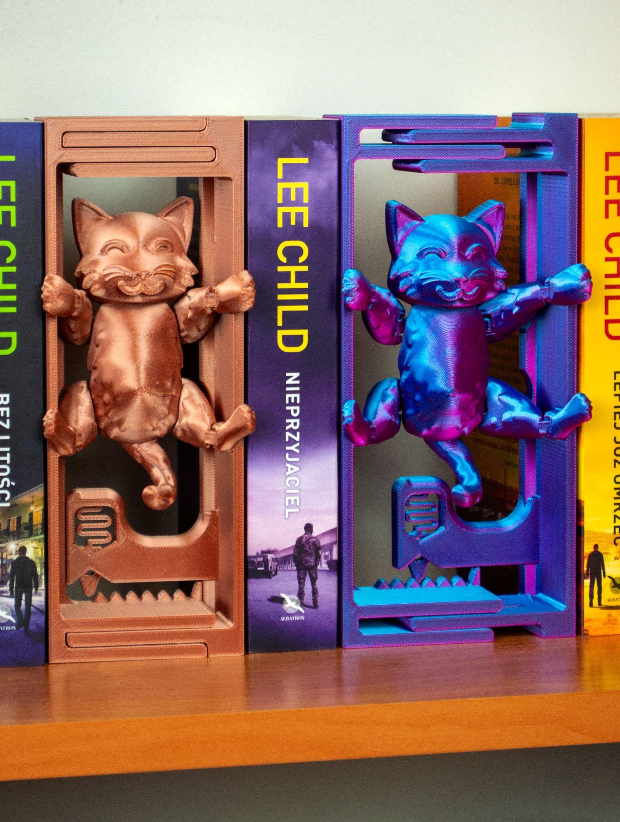 Hanging Cat: Adjustable Book Nook / Bookends