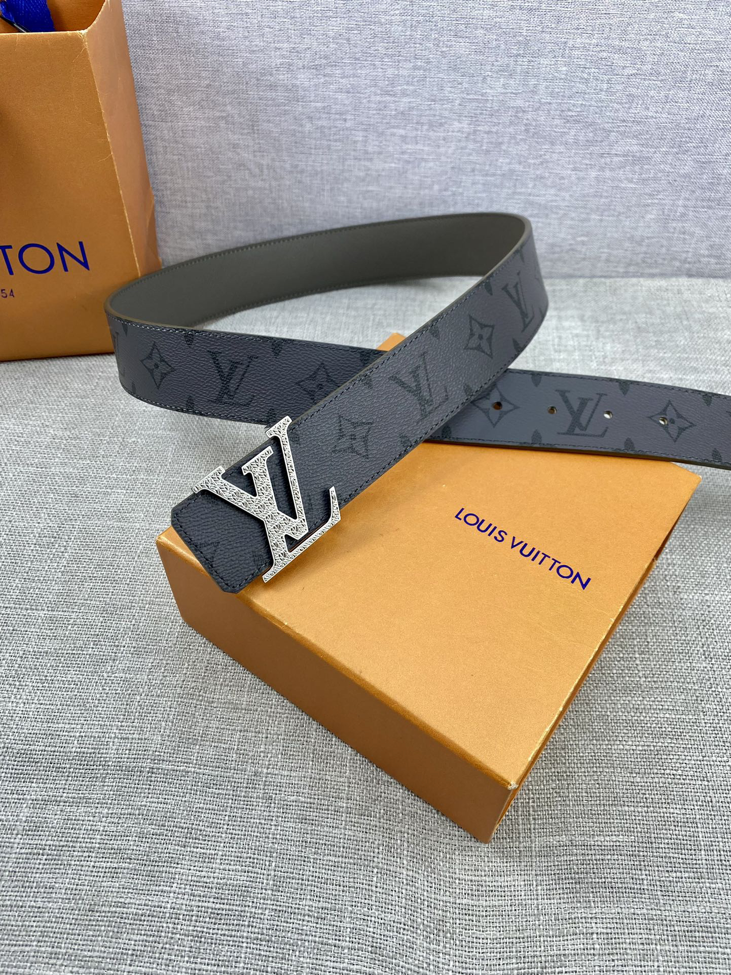 Louis Vuitton hollow buckle cowhide men's belt, 3.8cm wide