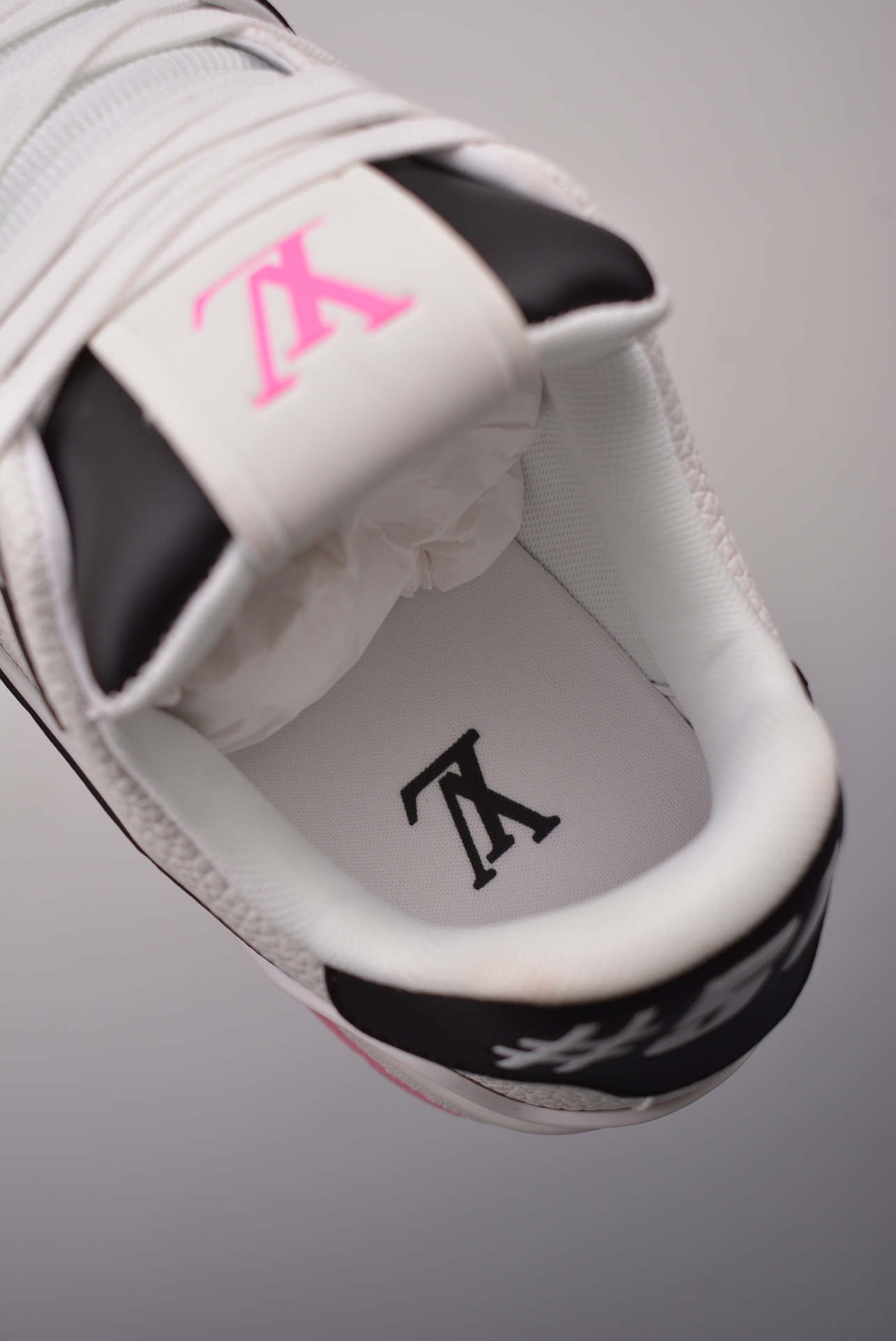 Louis Vuitton Trainer Sneaker Low Black, White and Pink Signature Edition 1ADE00
