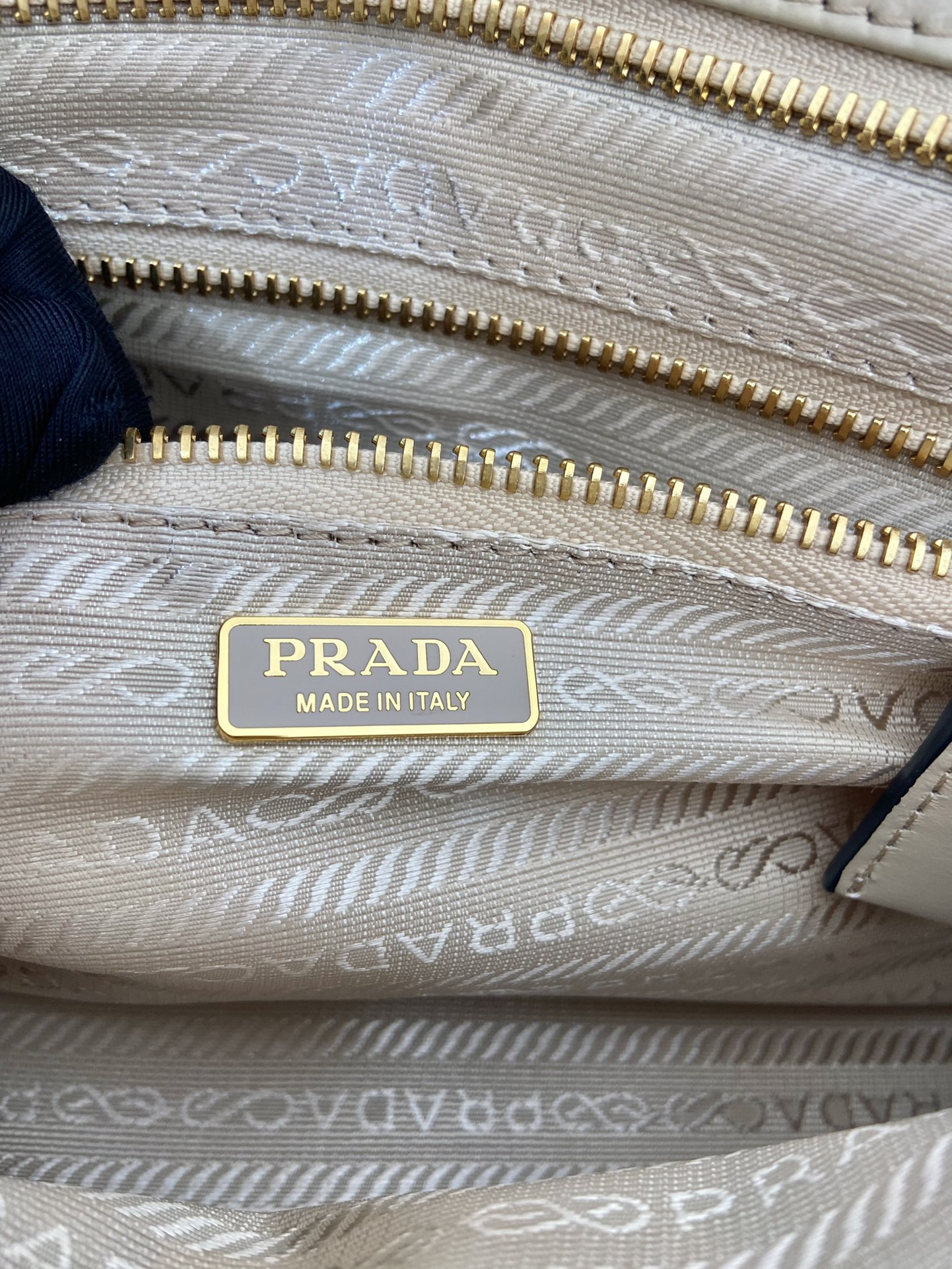 Prada lussolf waxed leather handbag 1BA426