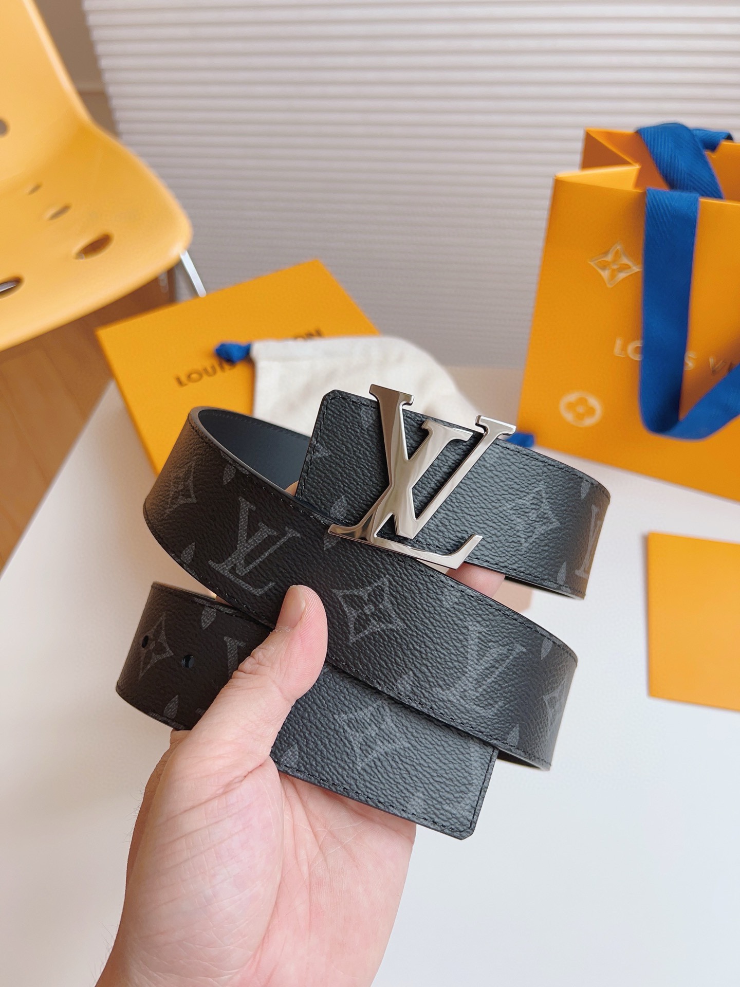 Louis Vuitton Men's Old Fashioned Cowhide Belt 4CM Width