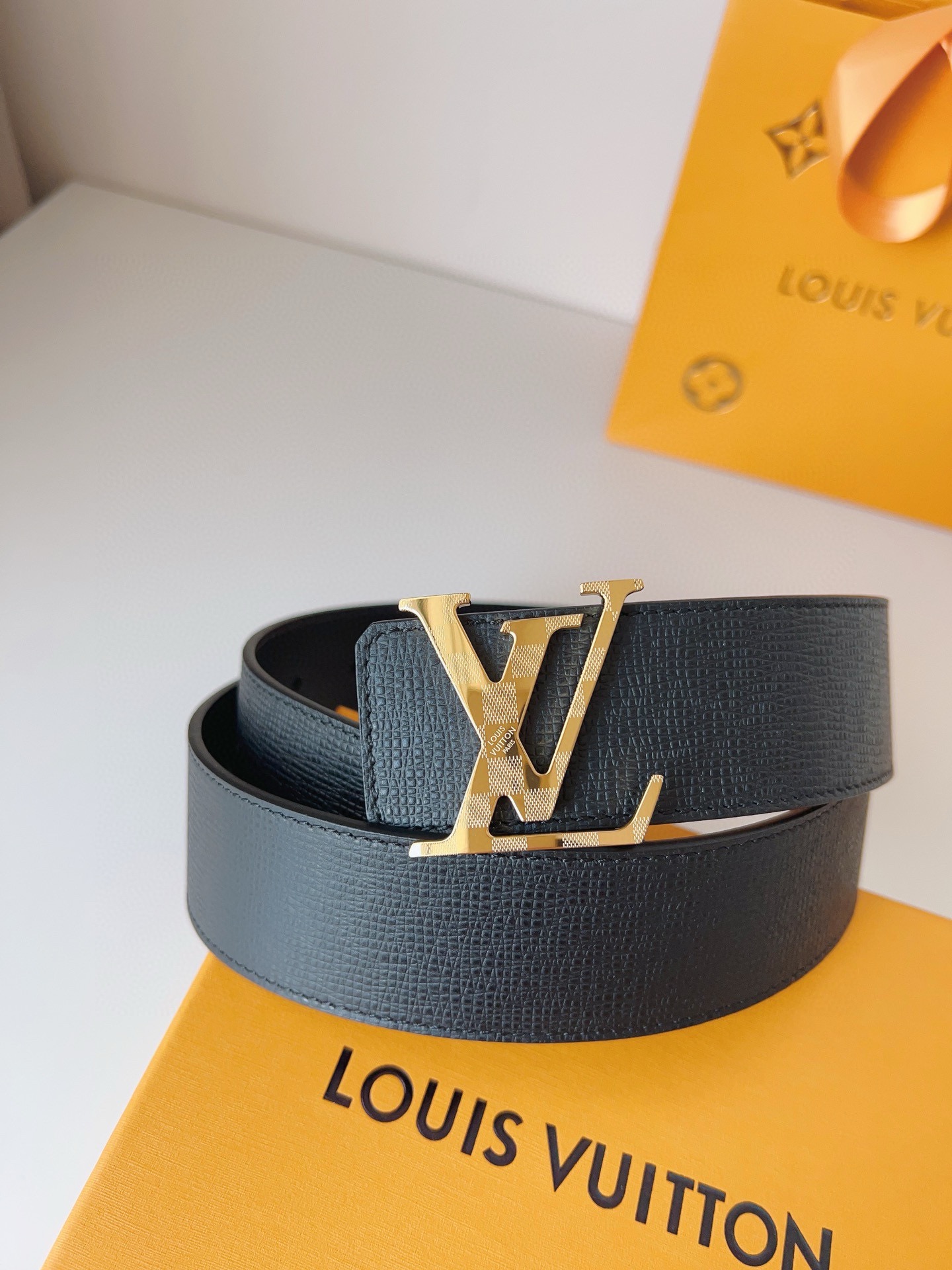 Louis Vuitton engraved buckle men's belt, 4cm wide