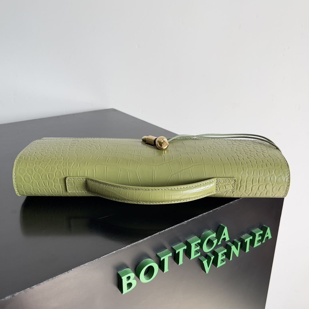 Bottega Veneta Andiamo rare crocodile leather handbag 741511
