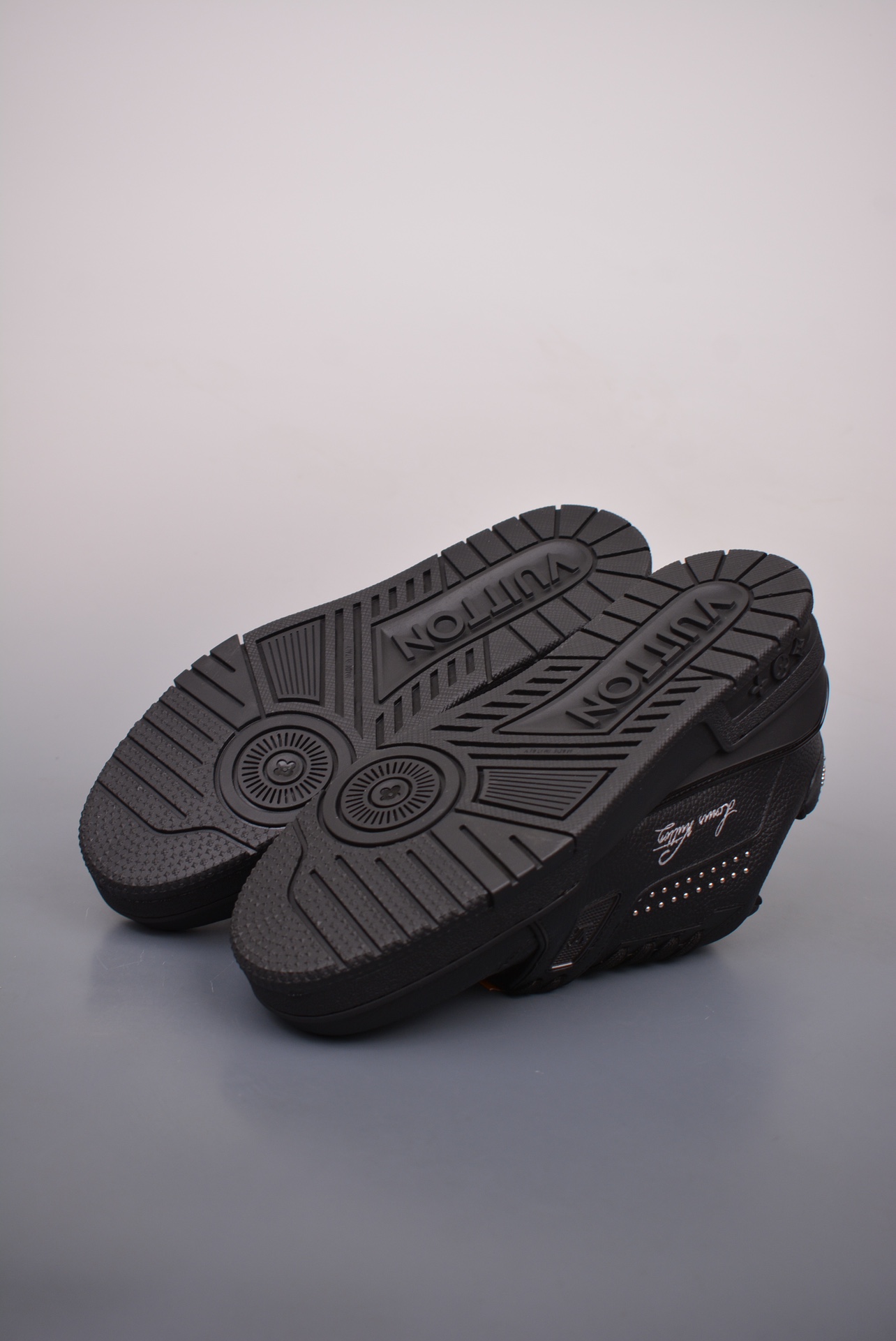 2021 Louis Vuitton Trainer Limited Edition Rivet Black