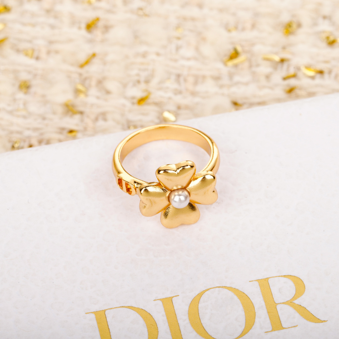 Dior four leaf clover ring