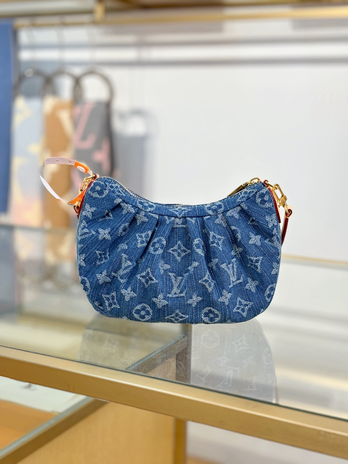 Louis Vuitton POCHETTE VALLEY Handbag M13571
