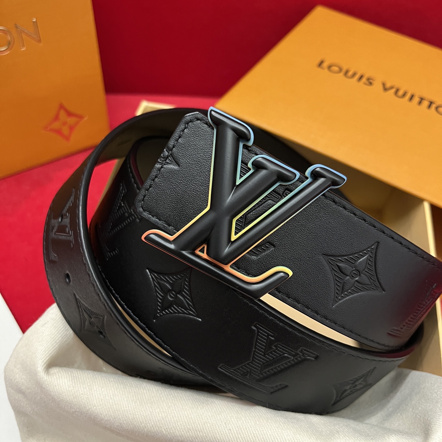Louis Vuitton embossed leather men's belt, 4cm wide