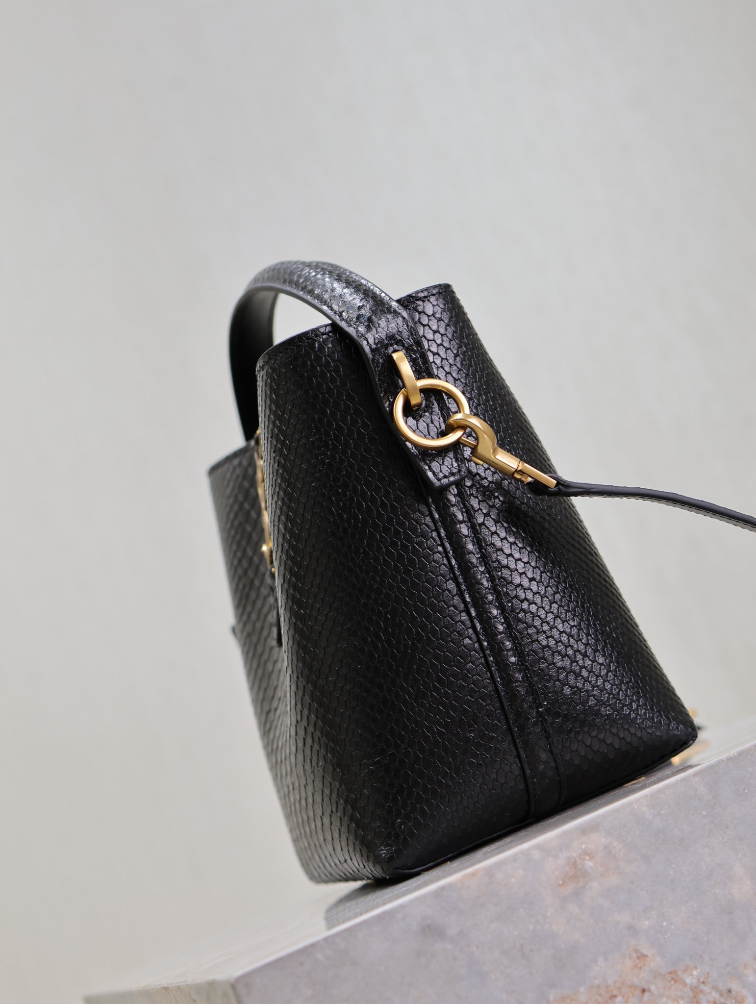 Yves Saint Laurent LE 37 Bucket Bag 749036