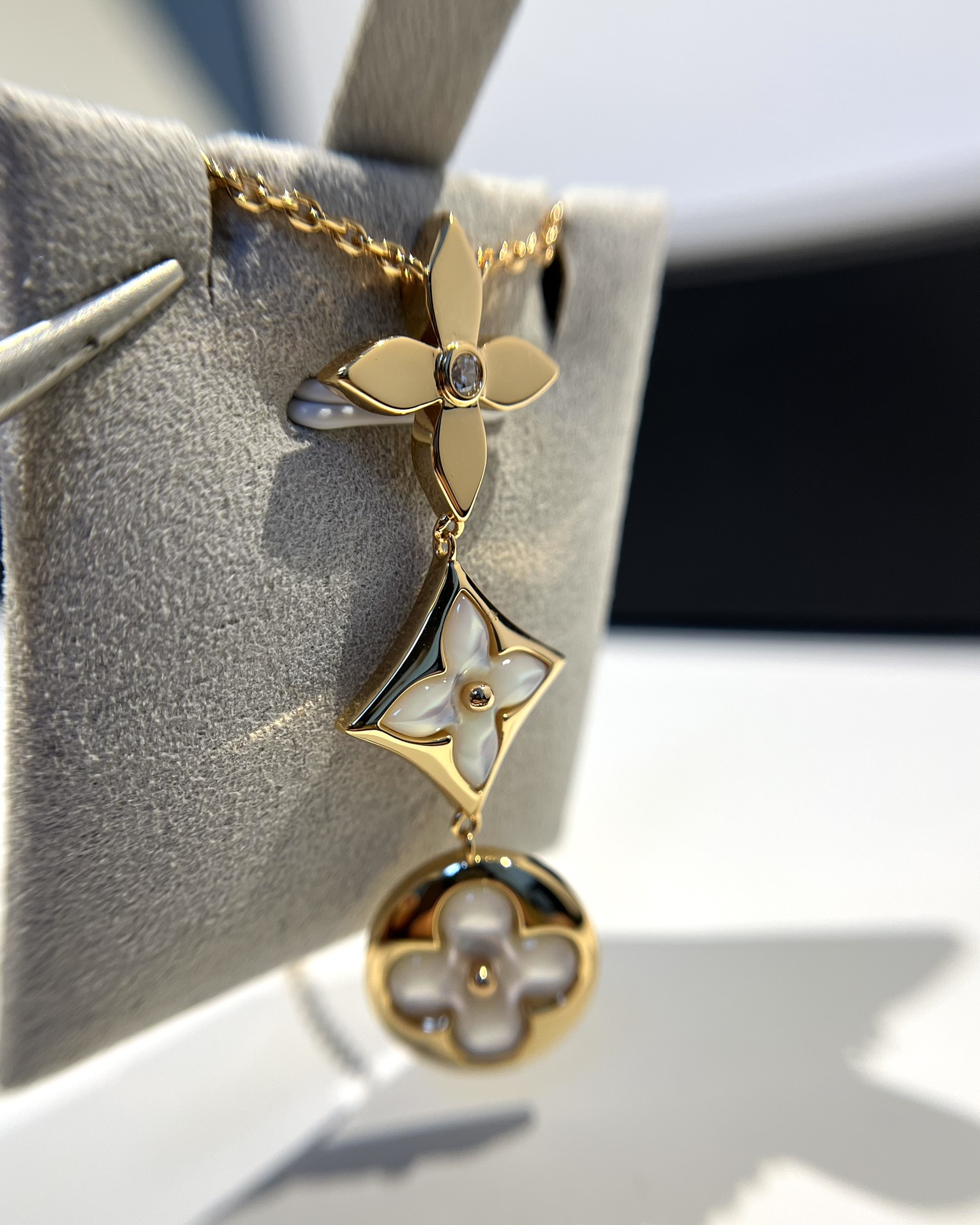 LV Color Blossom Series Mother-of-Pearl Three-Flower Necklace