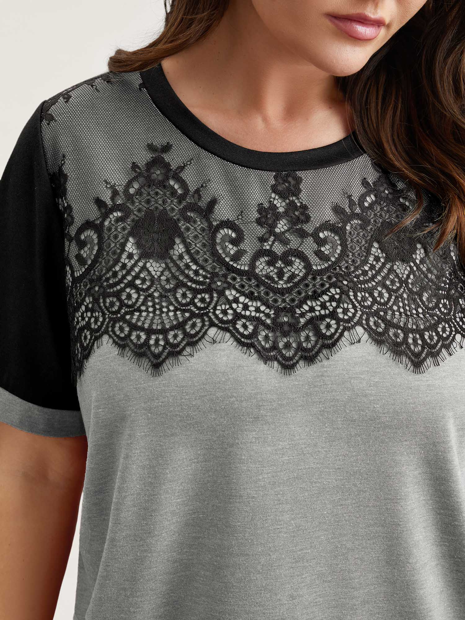 Stretchy Scalloped Lace Color Contrast T-Shirt