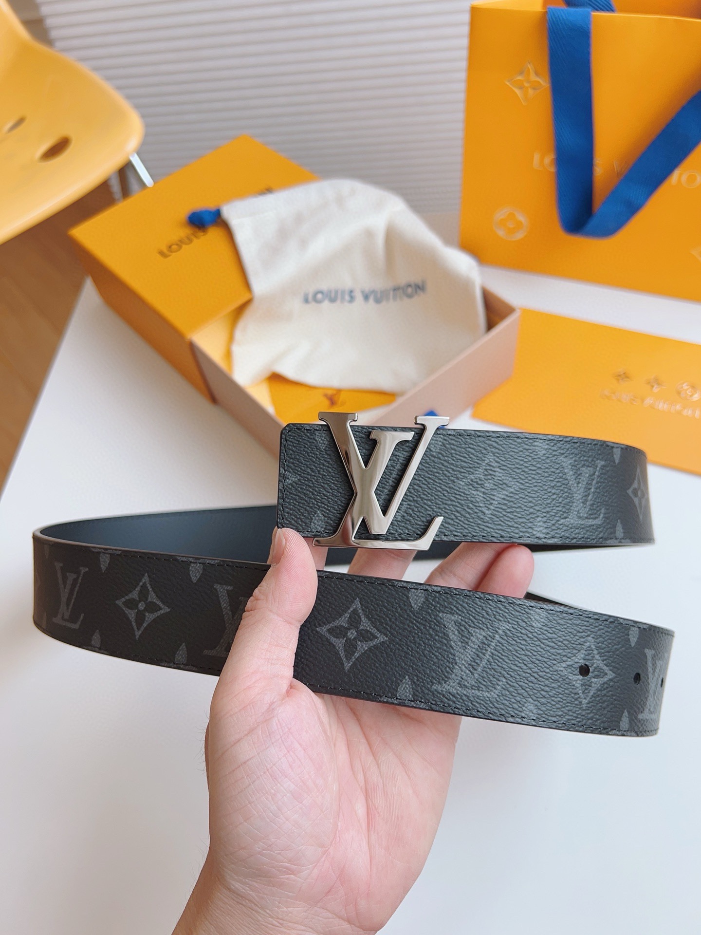 Louis Vuitton Men's Old Fashioned Cowhide Belt 4CM Width