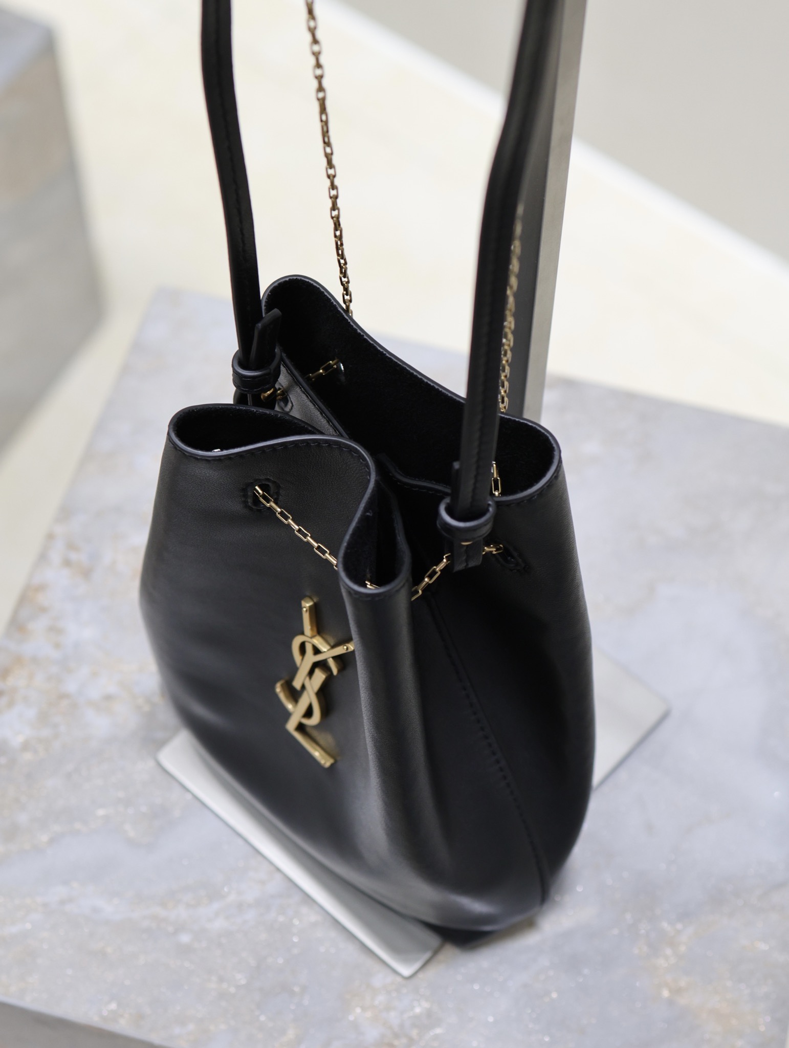 Yves Saint Laurent POCHON bucket bag 801070