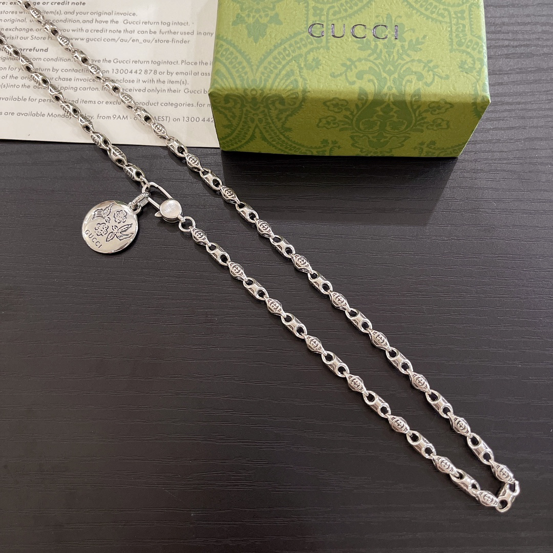 Gucci round necklace