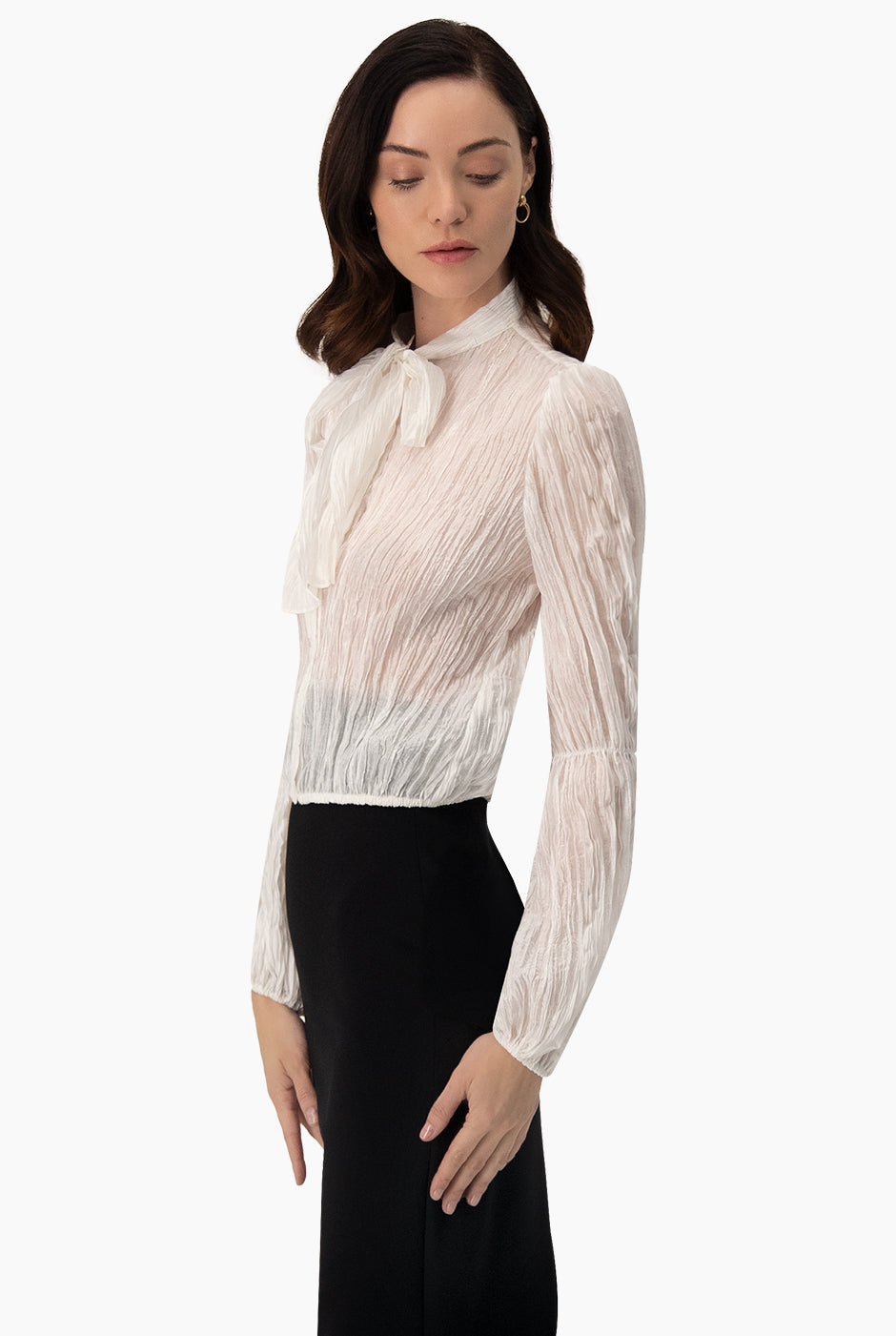 Blusa blanca de moño en cuello