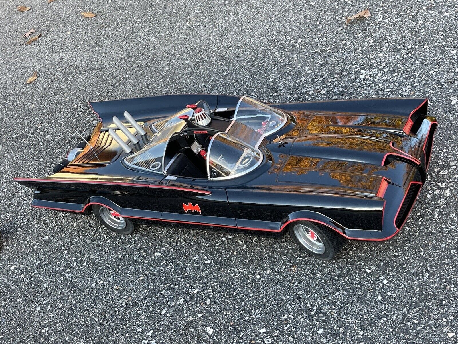 1/6 1966 Batmobile Collectible Vehicle – Ultimate DX version