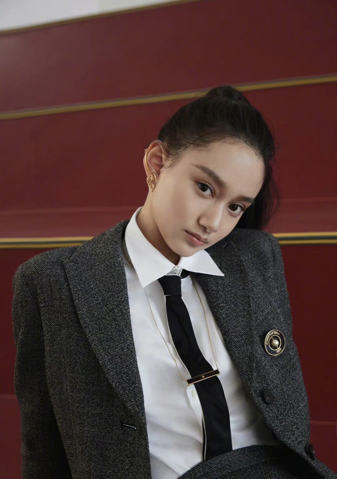 Dior black circle letter brooch