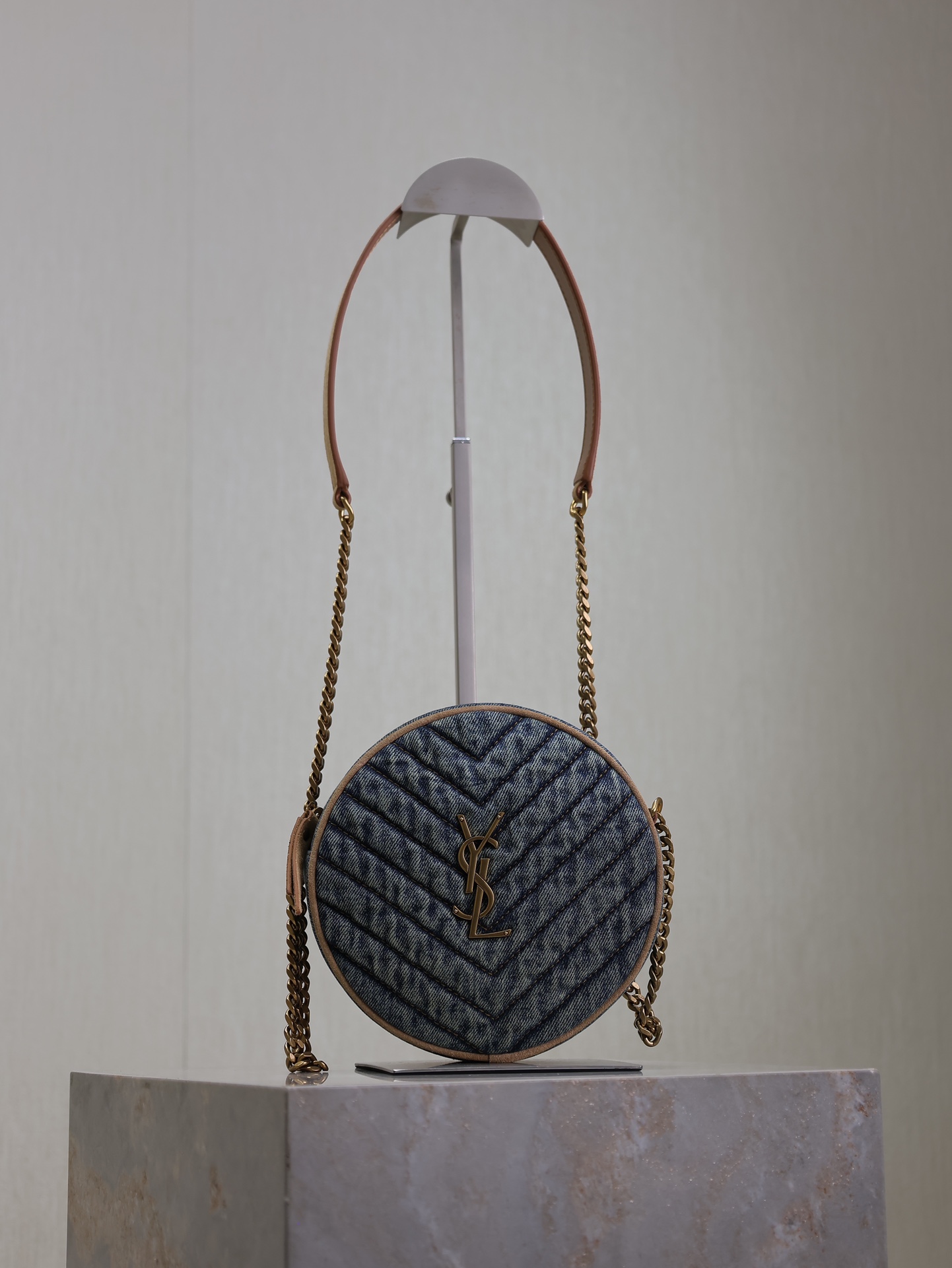Yves Saint Laurent VINYLE round bag 610436