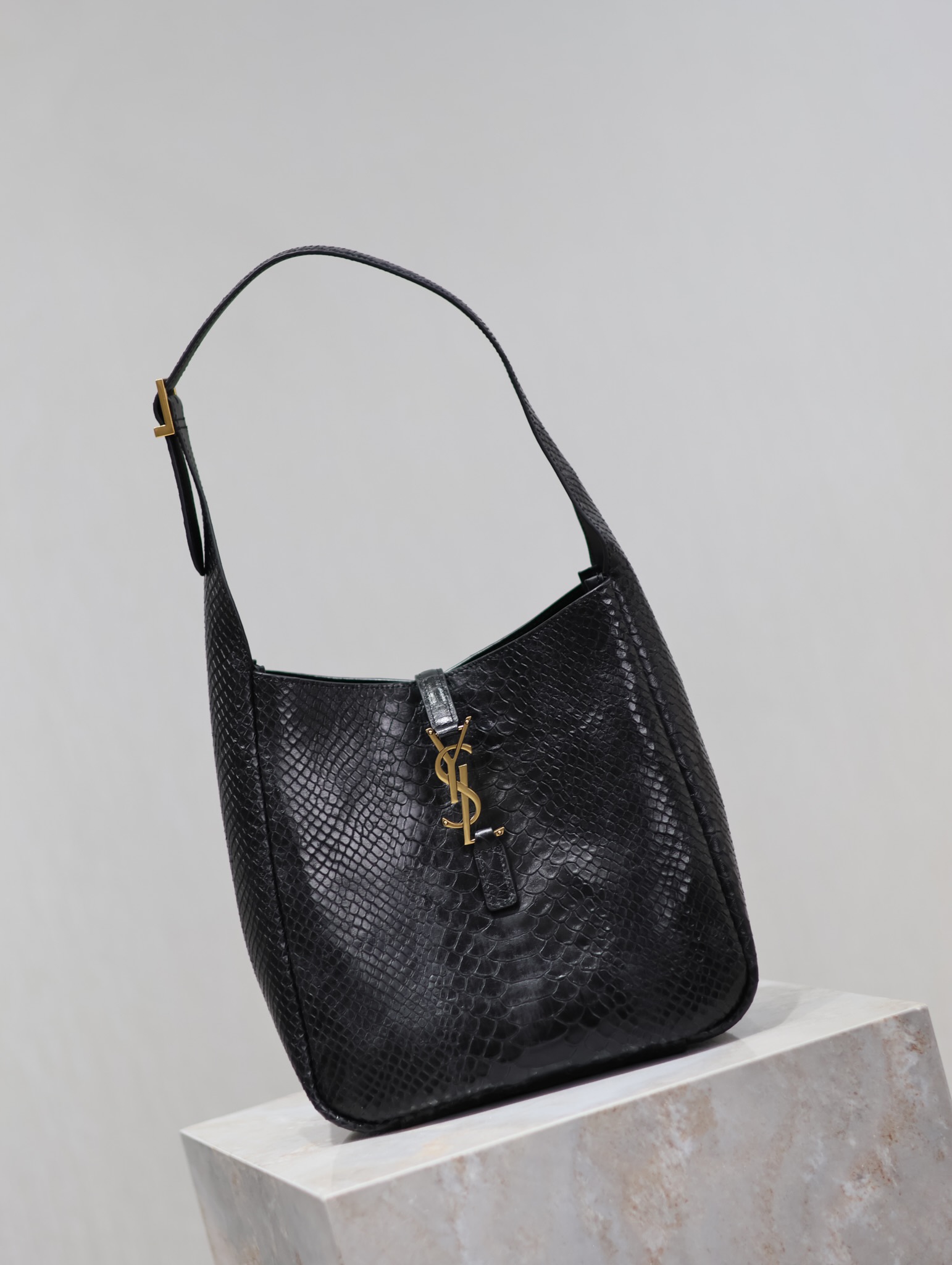 Yves Saint Laurent LE 5A7 Underarm Bag 713938