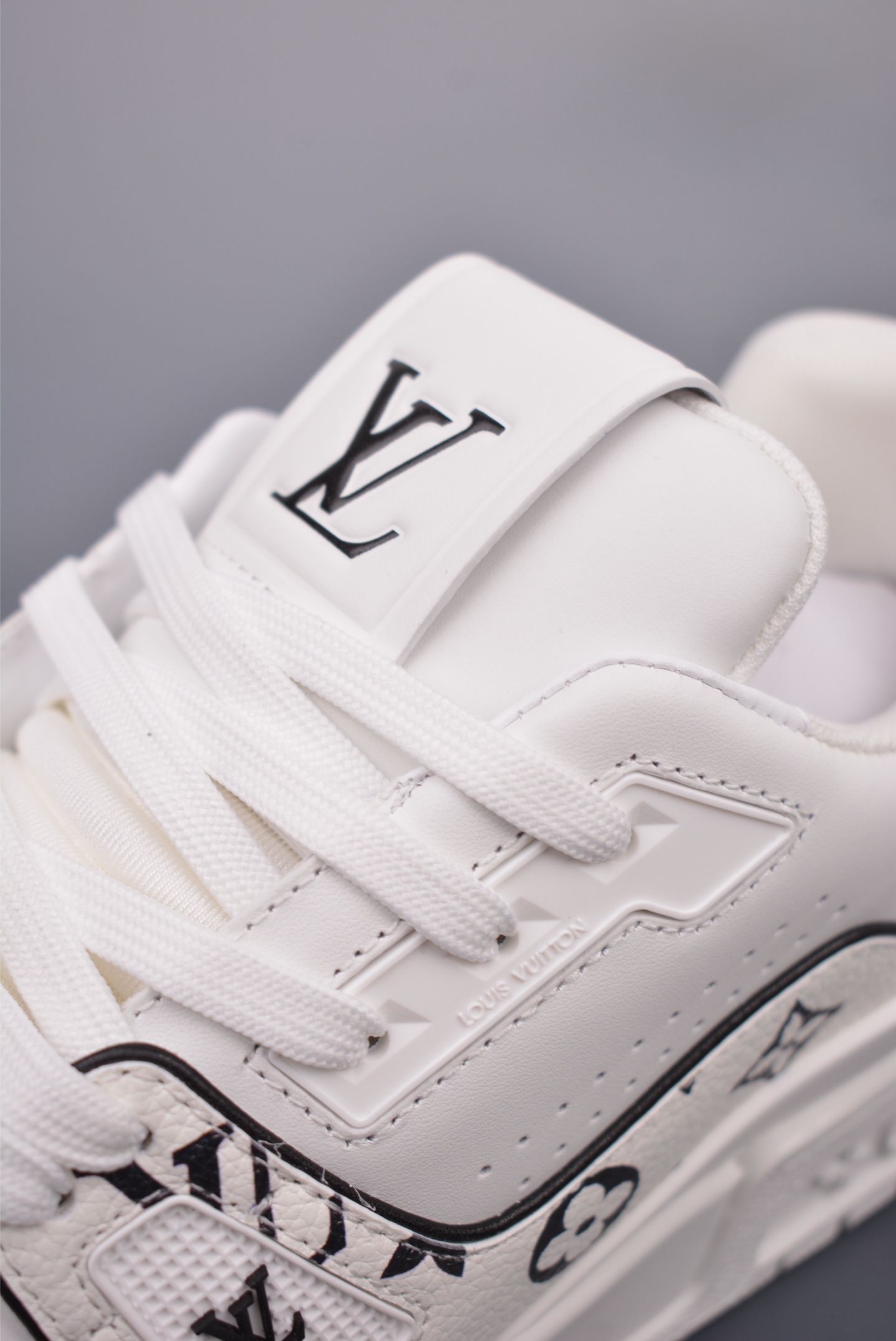 Louis Vuitton Trainer Sneaker Low White Black Print