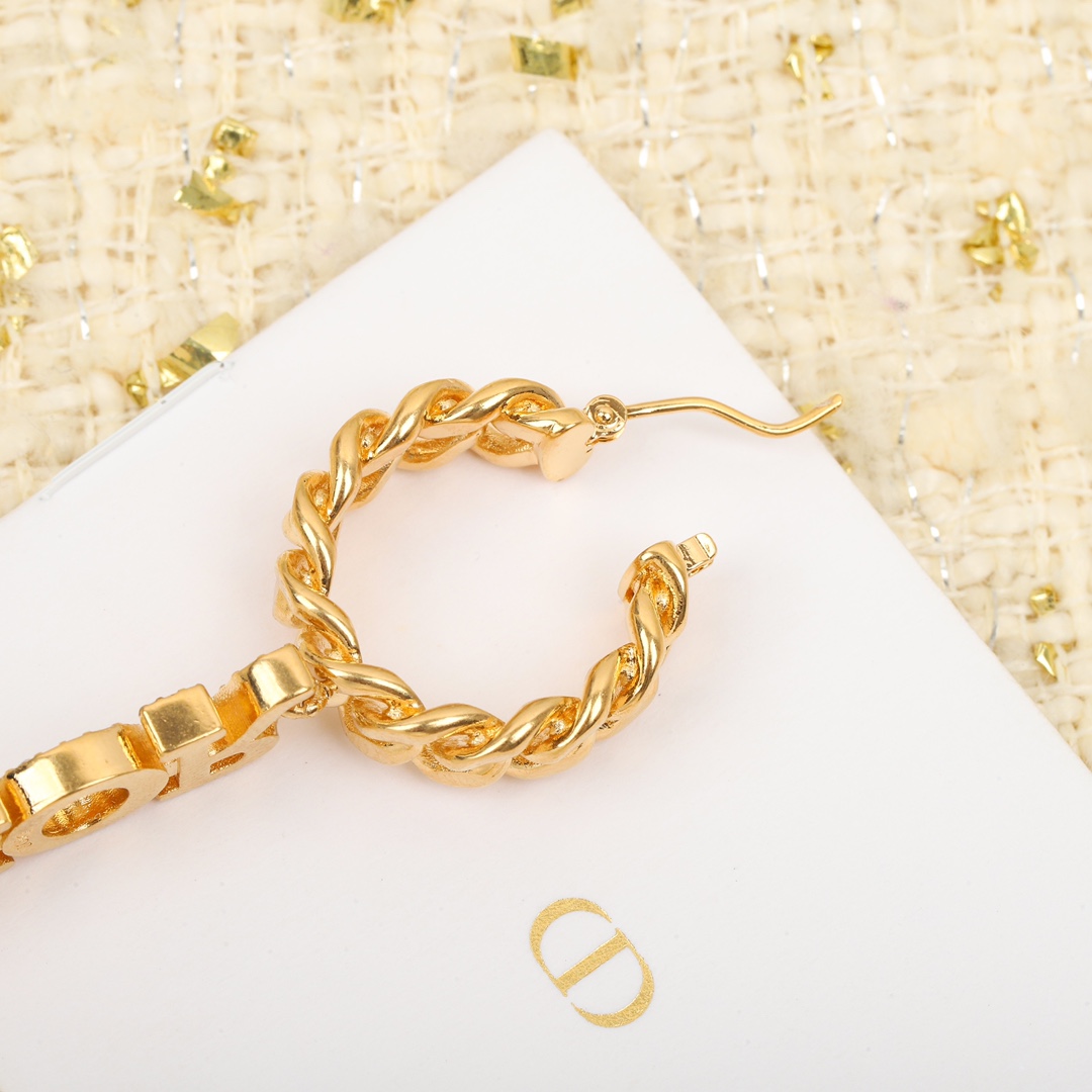 Dior chain diamond font earrings
