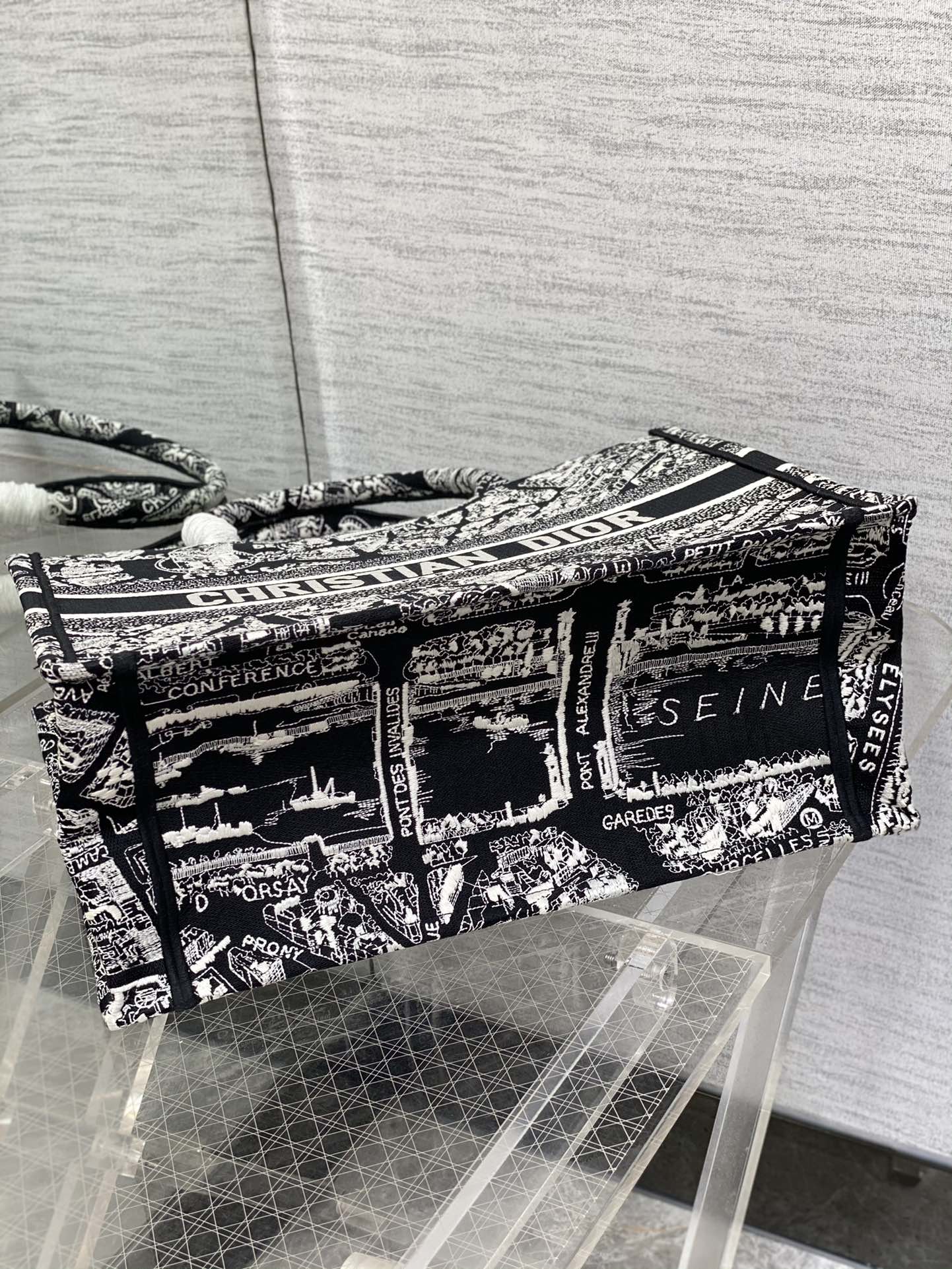 Dior embroidered tote bag medium