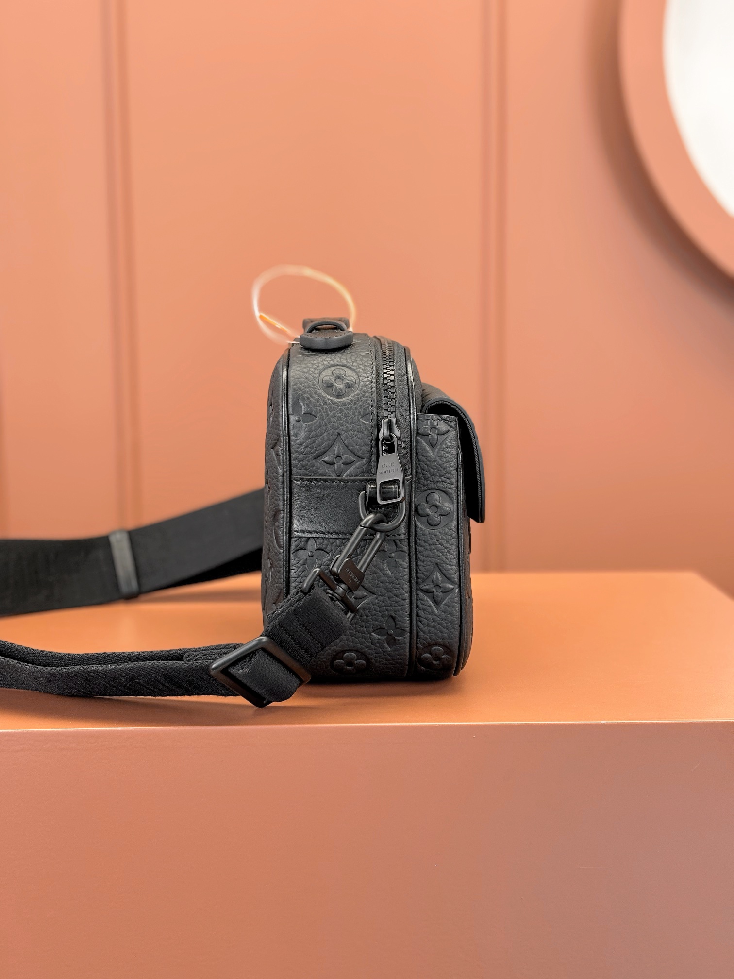 Louis Vuitton S Lock Messenger Bag M58489