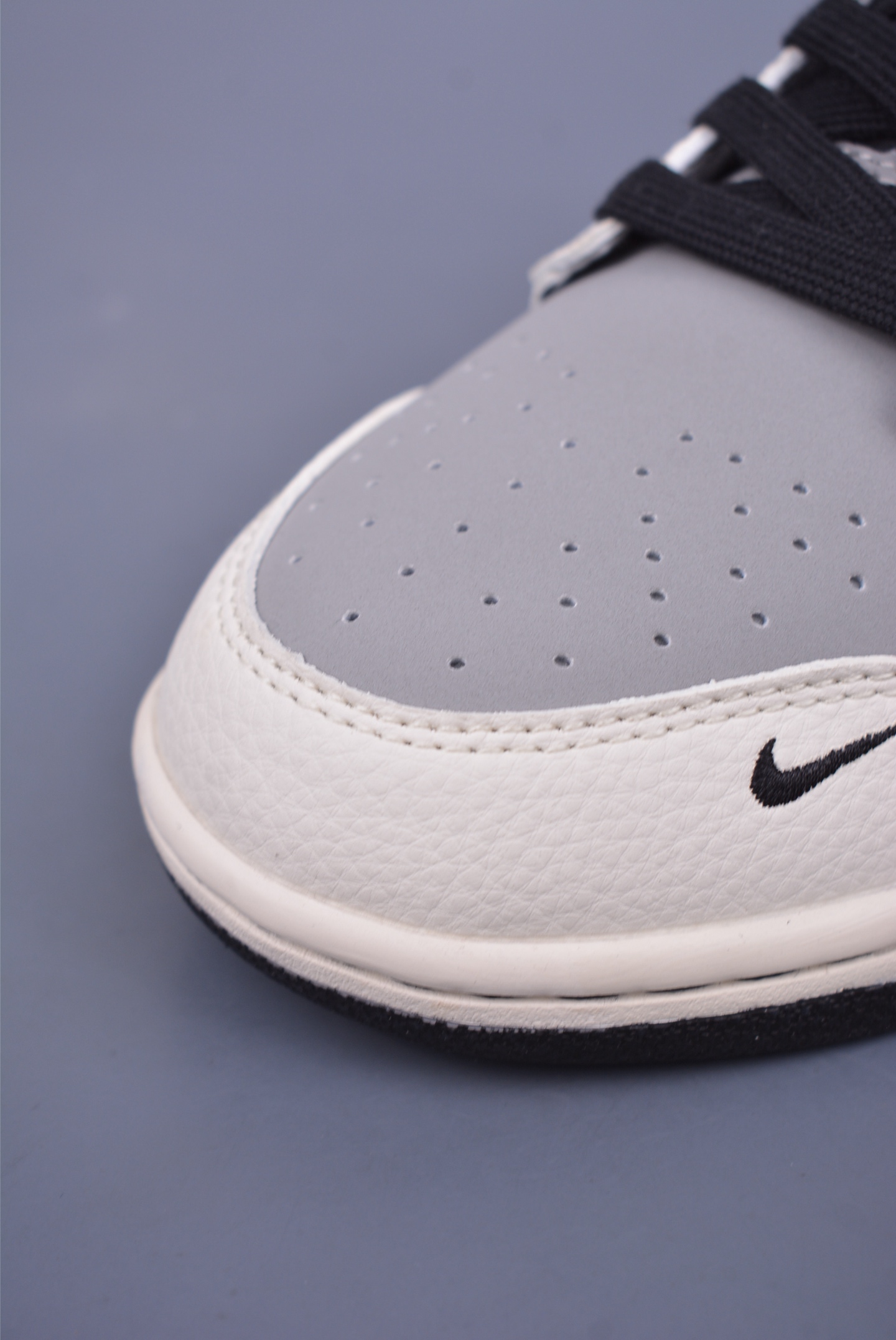 Gucci x Nike SB Dunk Low Low-top Sneakers Off-White and Black XD1588-204