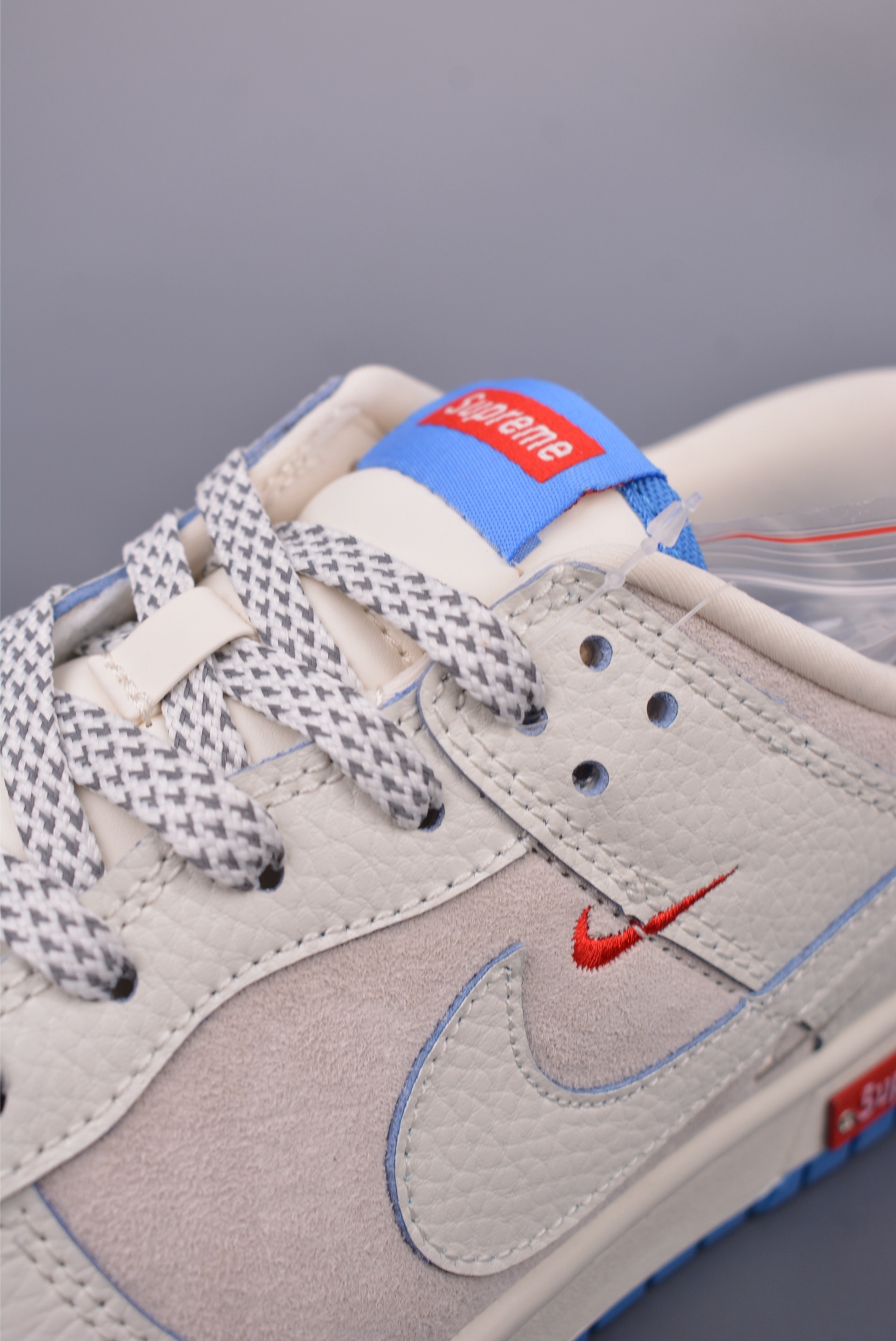 Supreme x Nike SB Dunk Low sneakers Off-white and blue SC9207-411