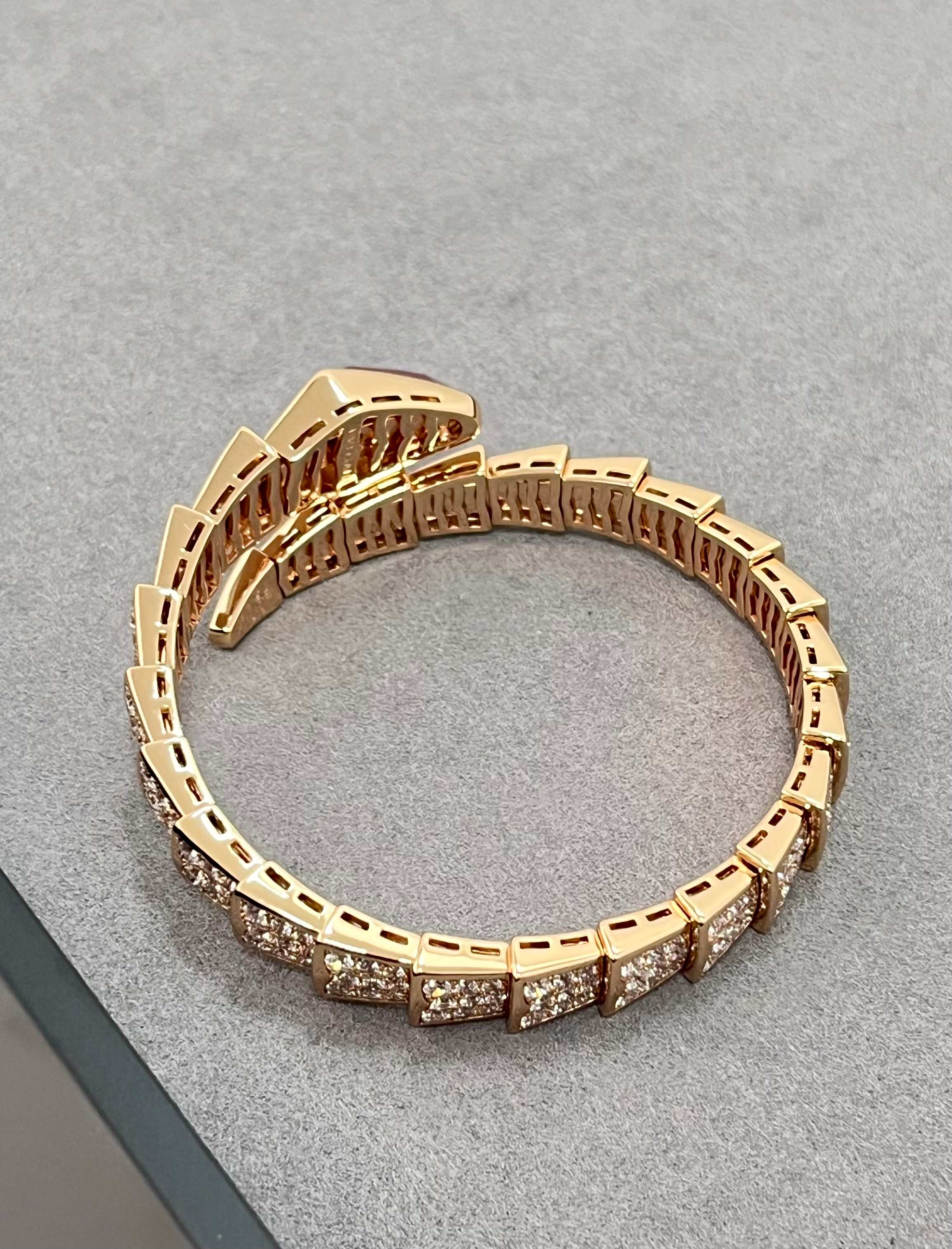 Bulgari ruby ​​snake bone full diamond bracelet