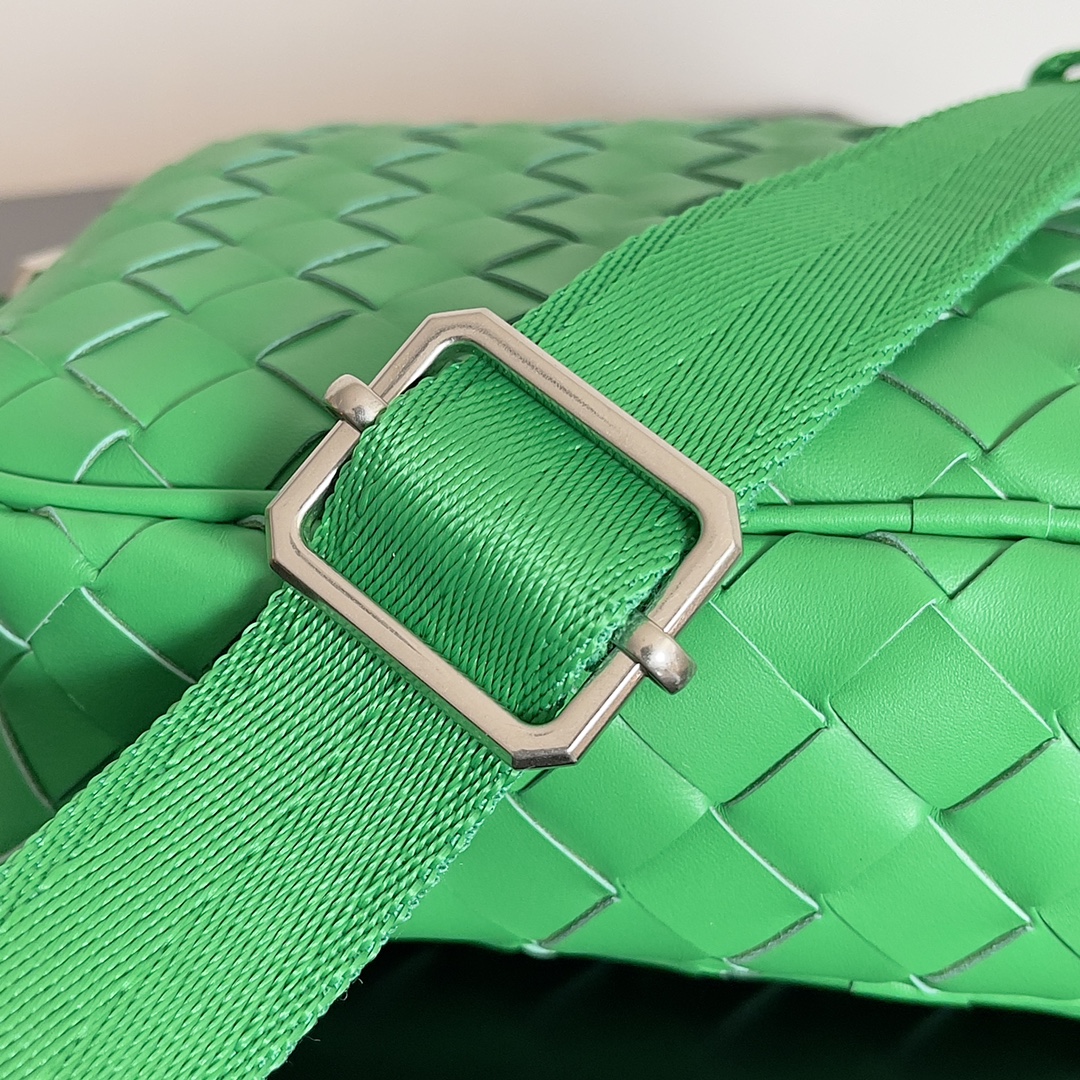Bottega Veneta lntrecciato woven leather bag 710048