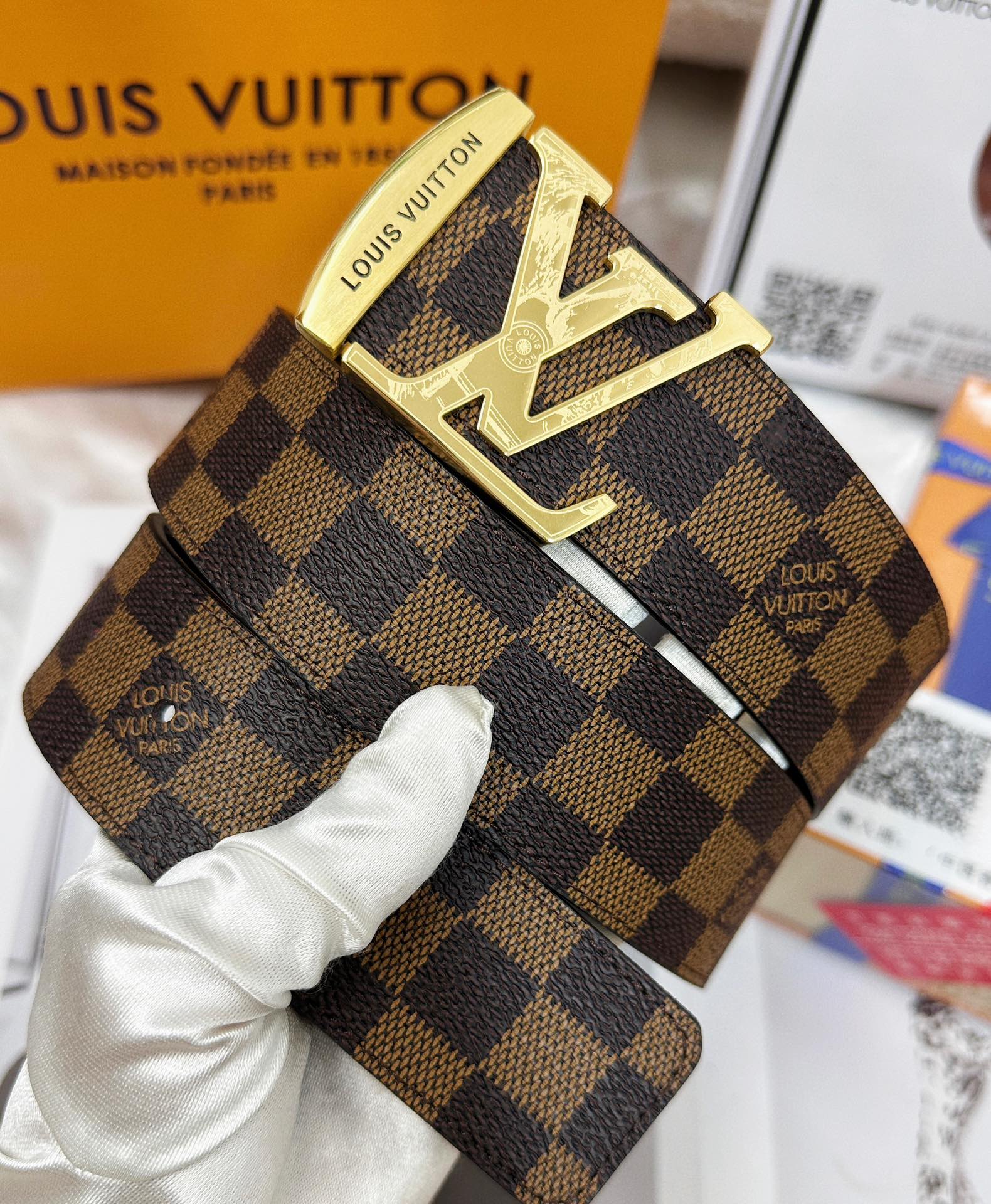 Louis Vuitton Carved Steel Buckle Cowhide Men's Belt 4CM Width