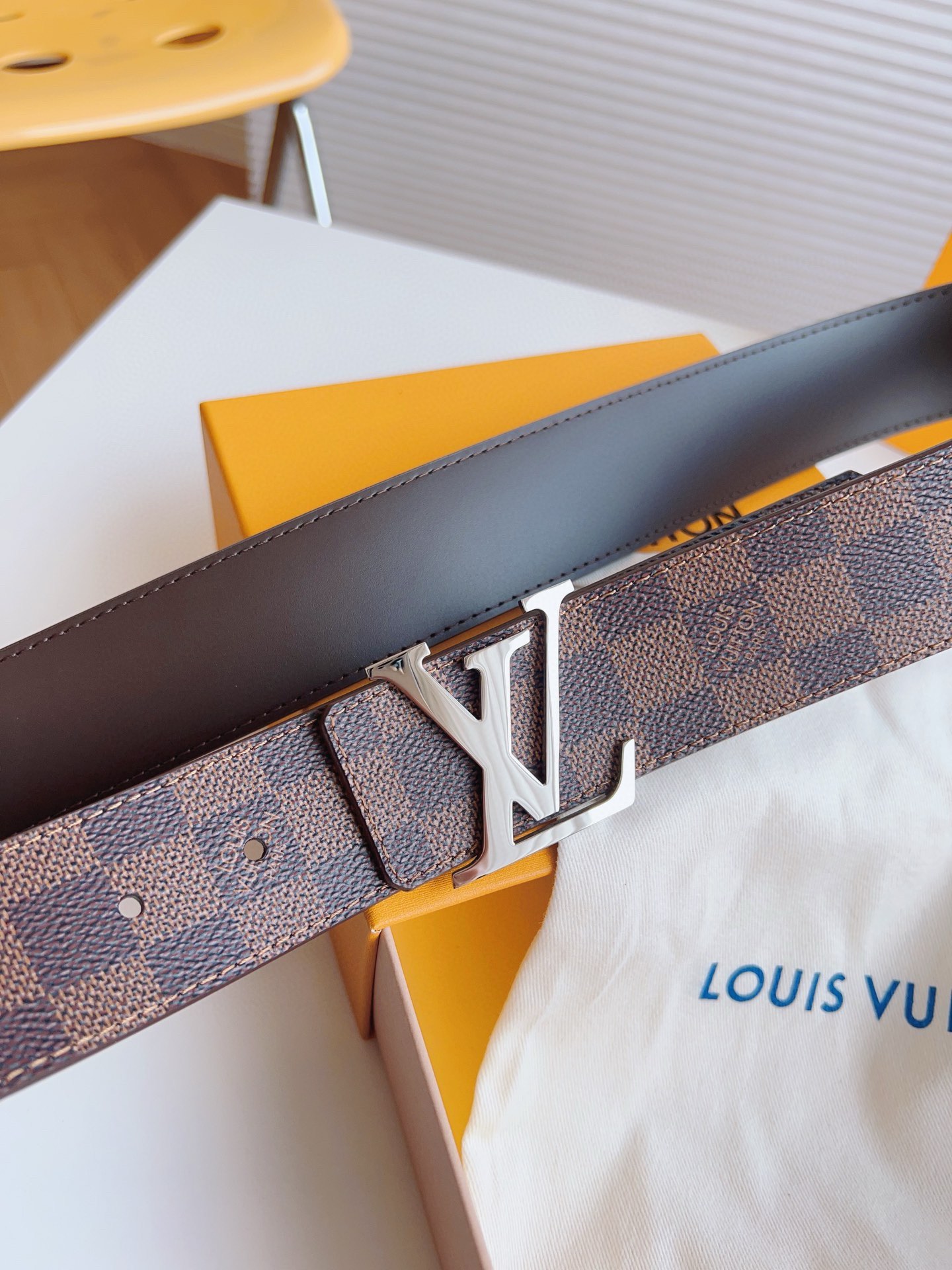 Louis Vuitton Men's Old Fashioned Cowhide Belt 4CM Width