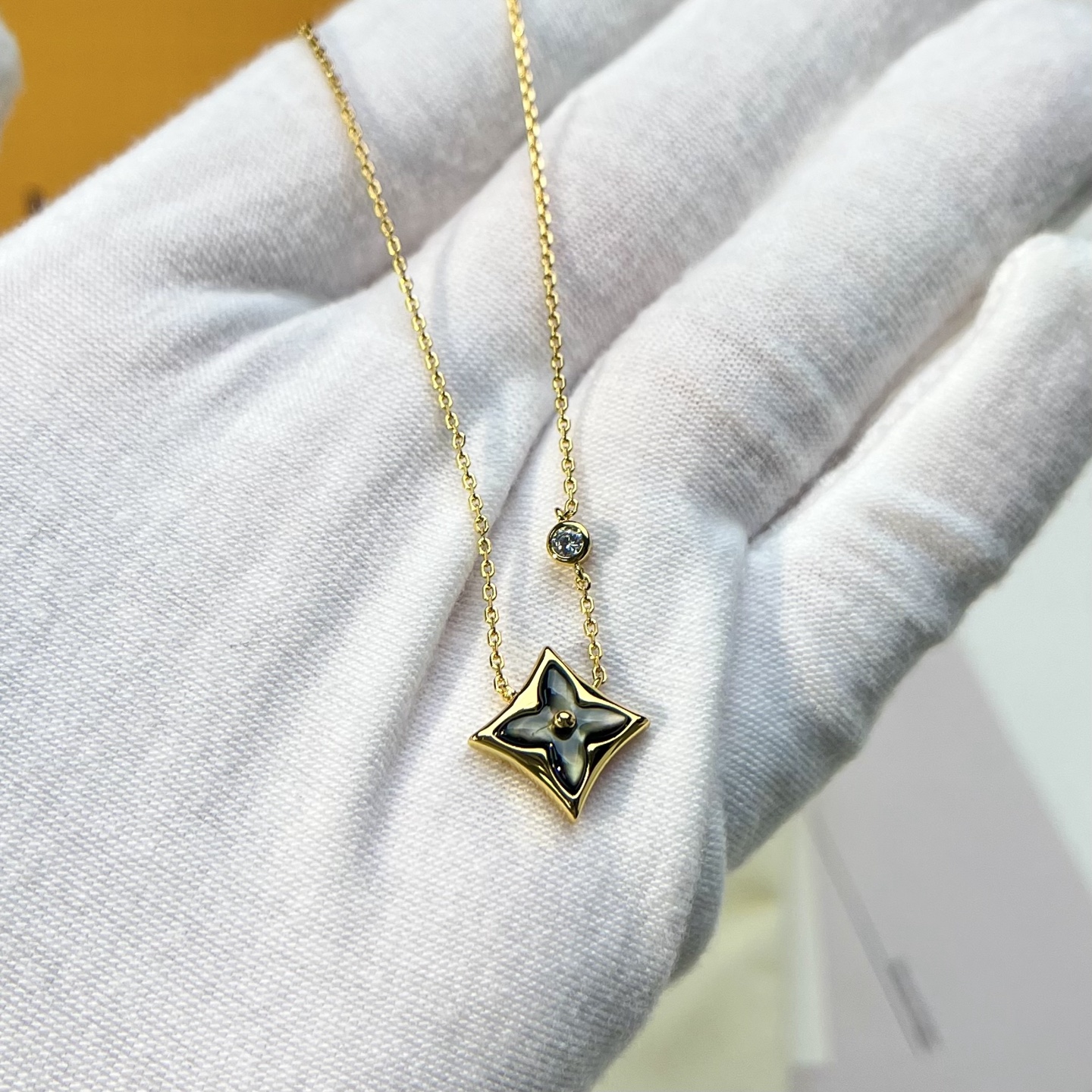 Louis Vuitton single flower diamond necklace