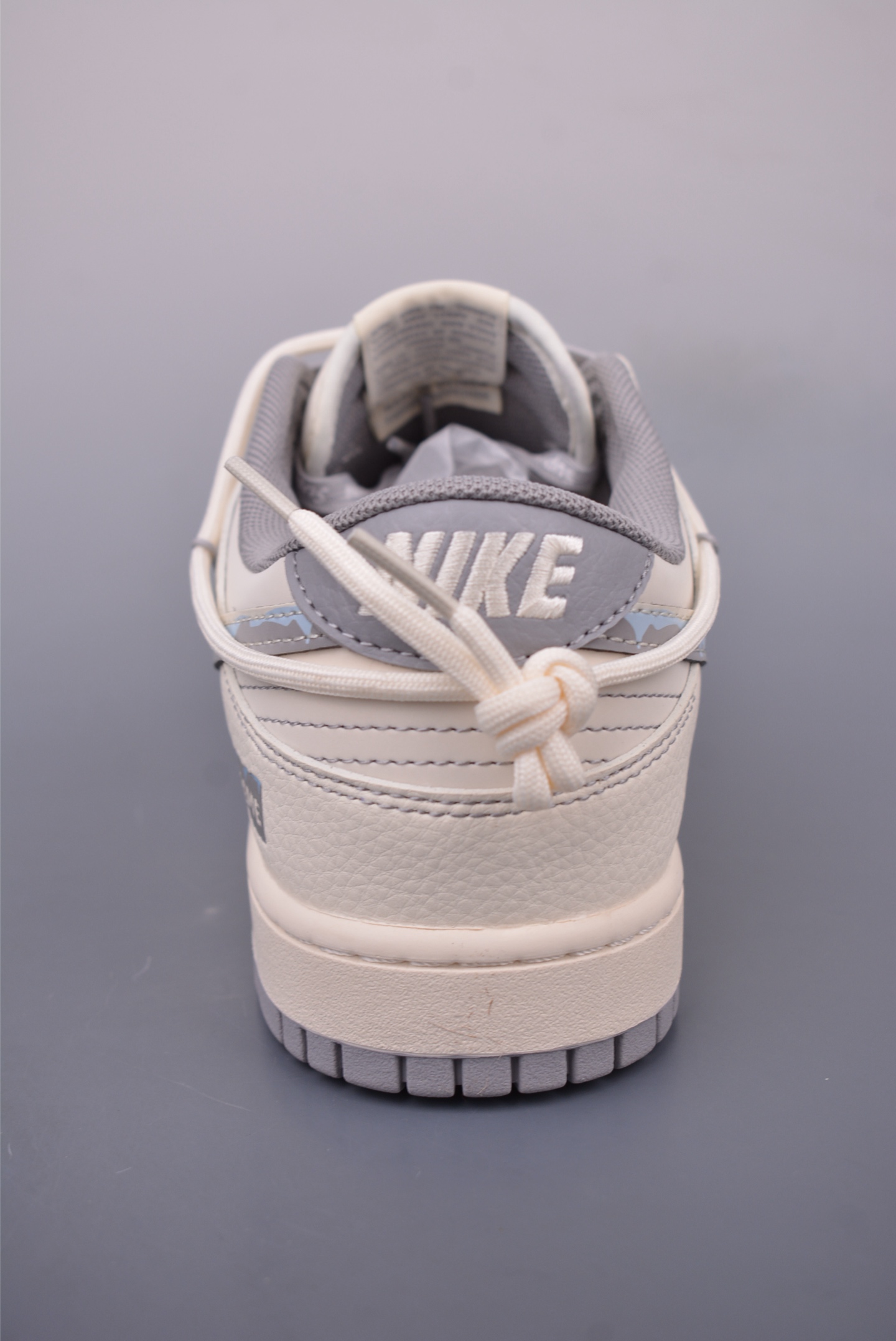 SUPREME x Nike SB Dunk Low sneakers Off-white and gray DM6868-086