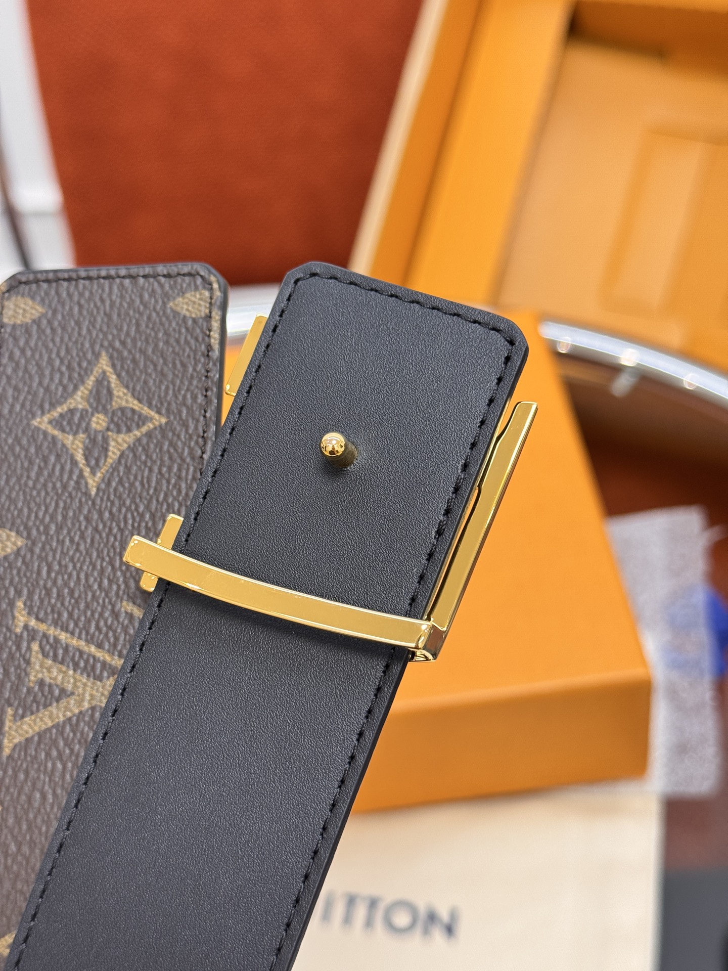 Louis Vuitton double-sided men's belt with monogram, 4cm width