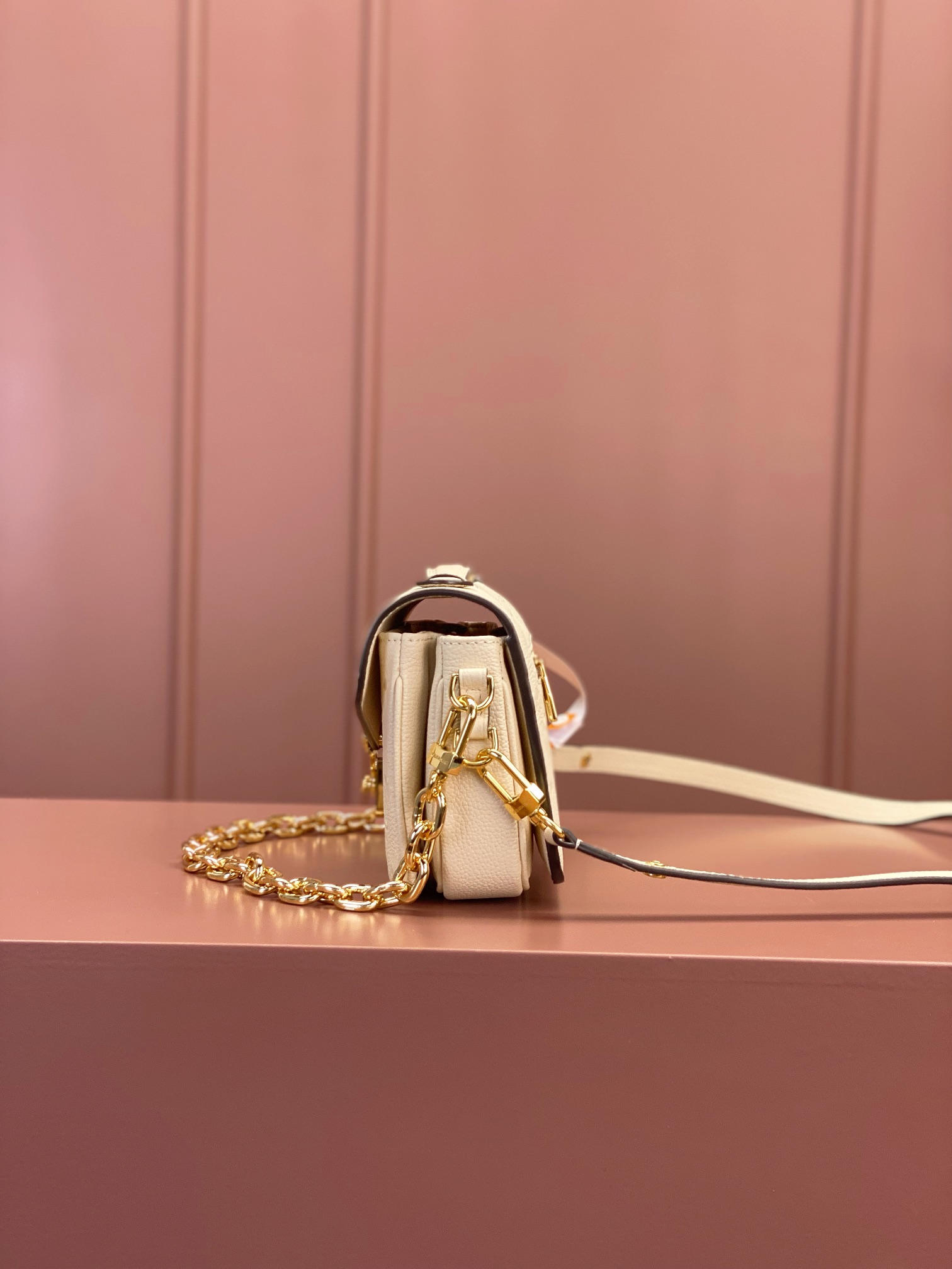 Louis Vuitton POCHETTE MÉTIS EAST WEST Handbag M22942