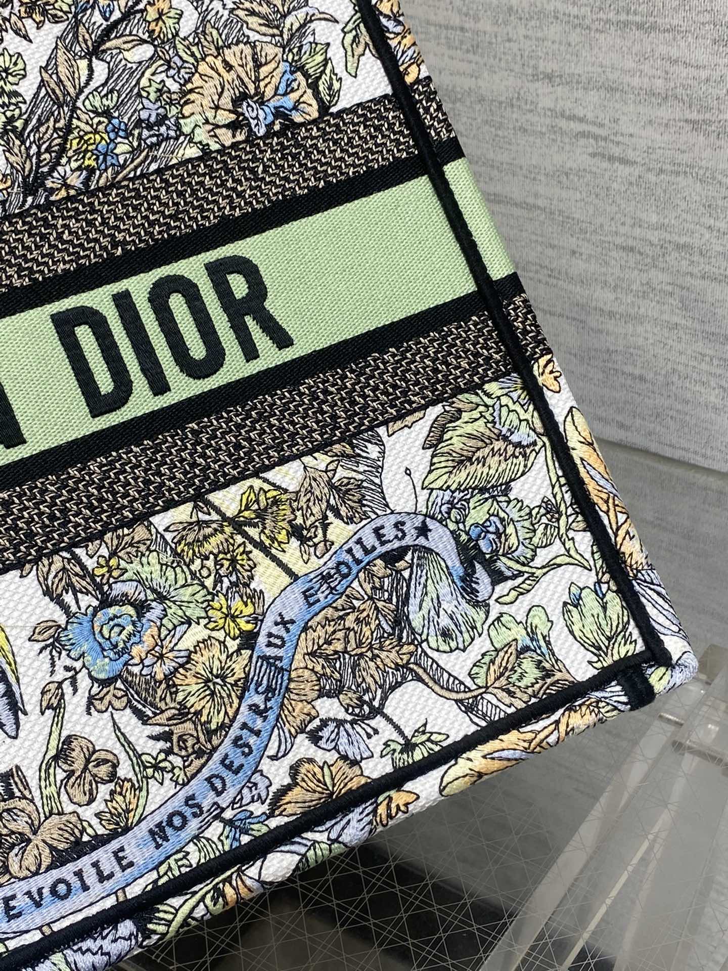 Dior embroidered tote bag medium