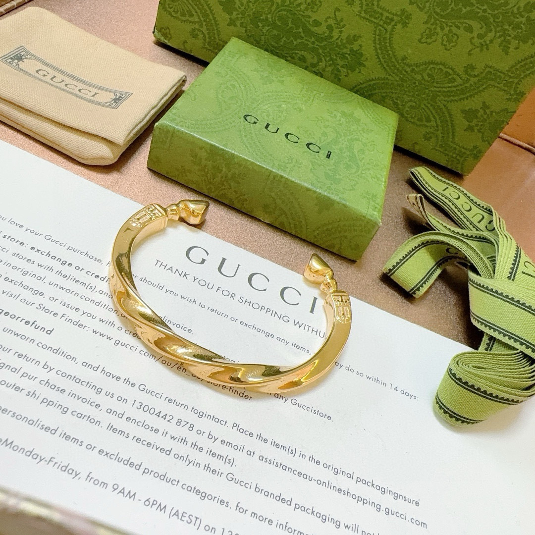 Gucci Twist Gold Bracelet