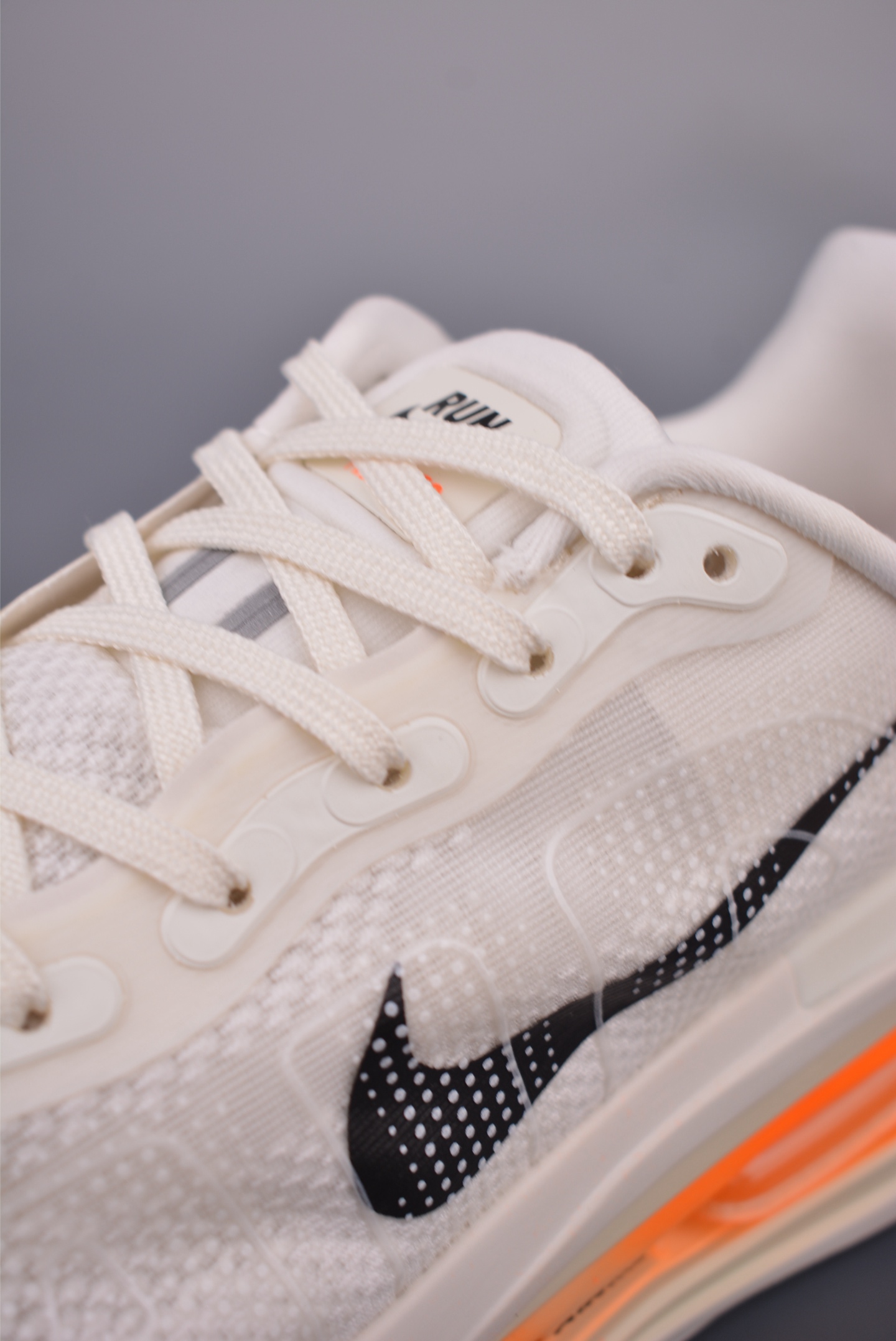 Nike Vomero premium “Ivory” FN8453-007