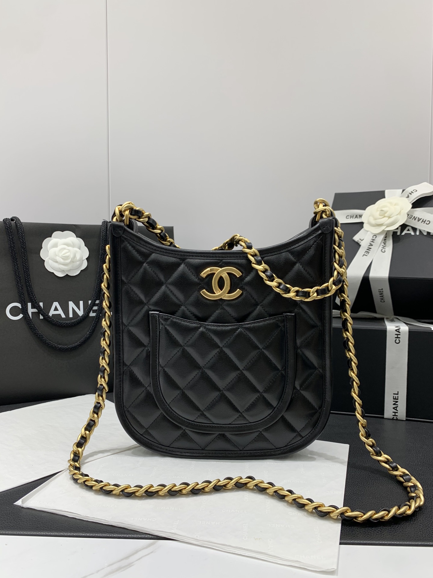 Chanel 24s 𝗁𝗈𝖻𝗈 crossbody hippie bag 99353
