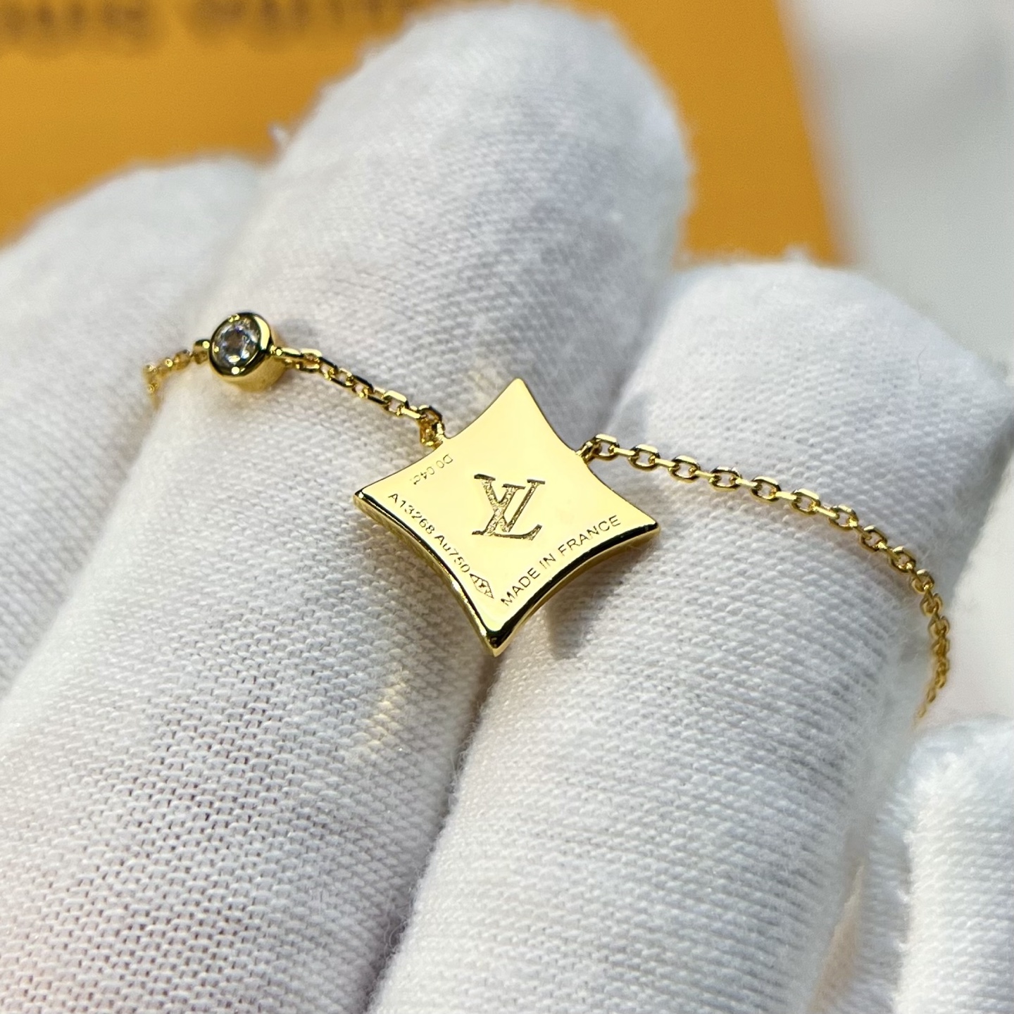 Louis Vuitton single flower diamond necklace
