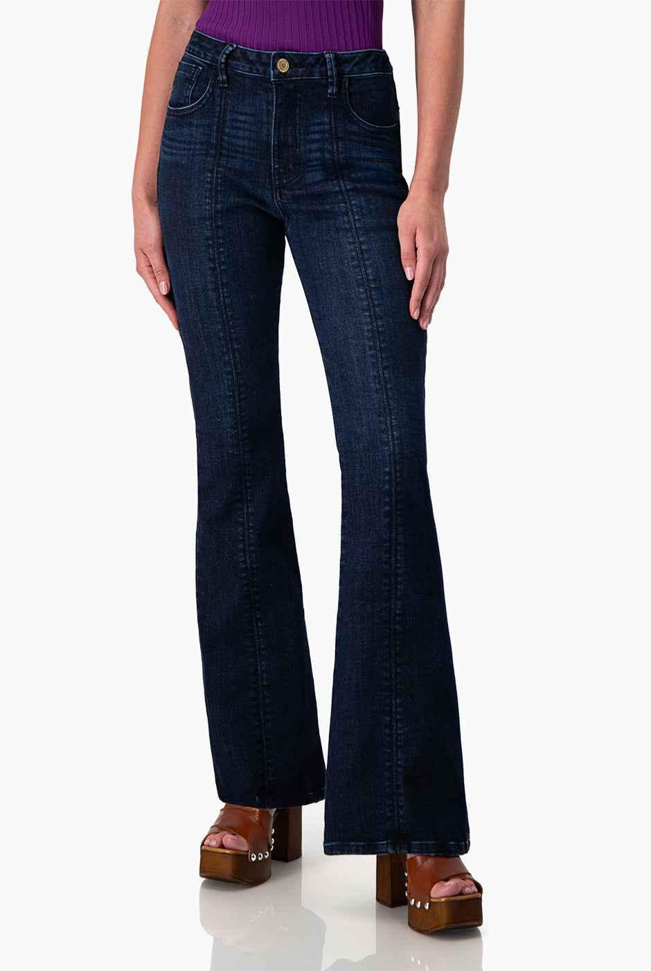 Jeans acampanado marino de un boton