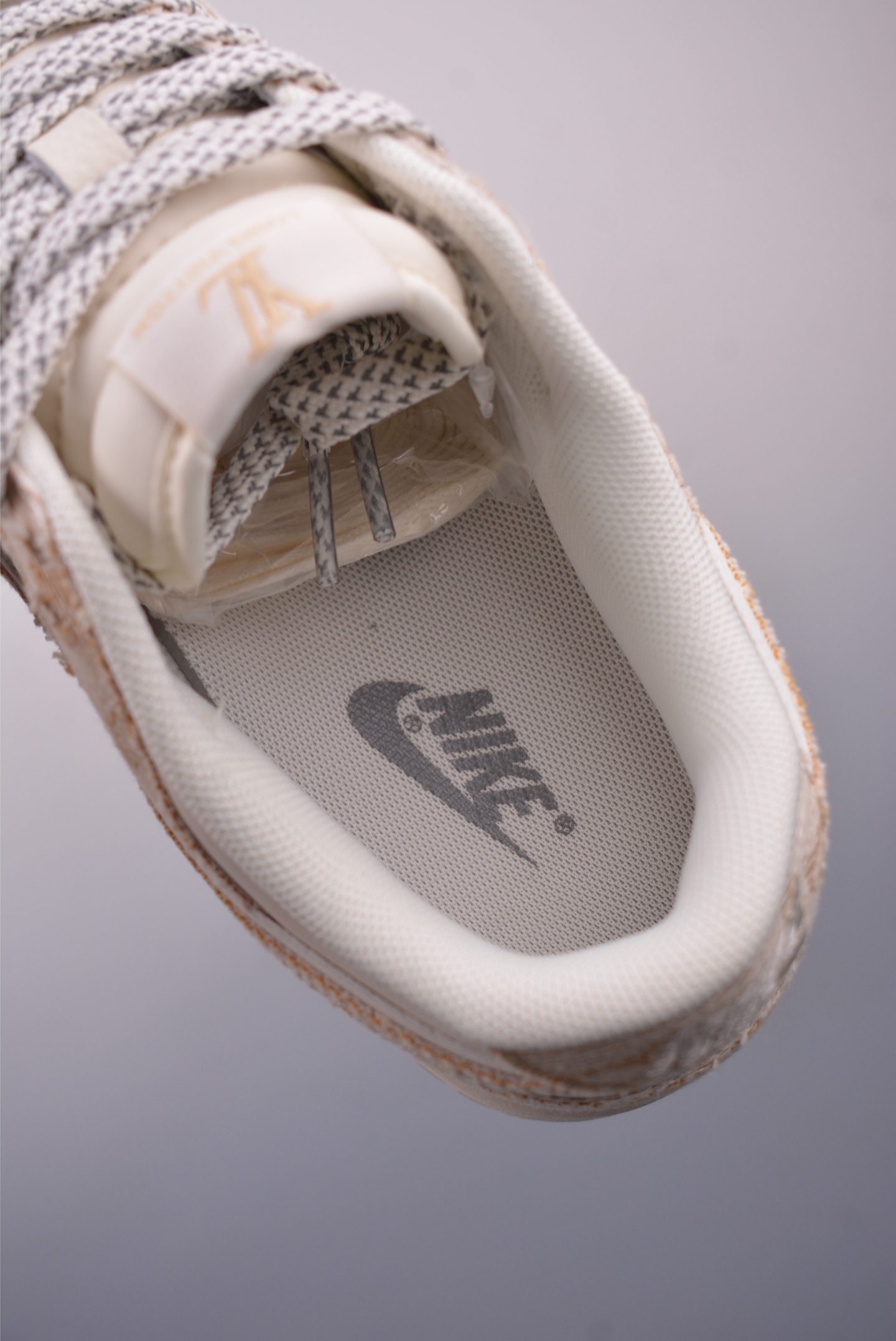 Louis Vuitton x Nike SB Dunk Low   YX5066-352