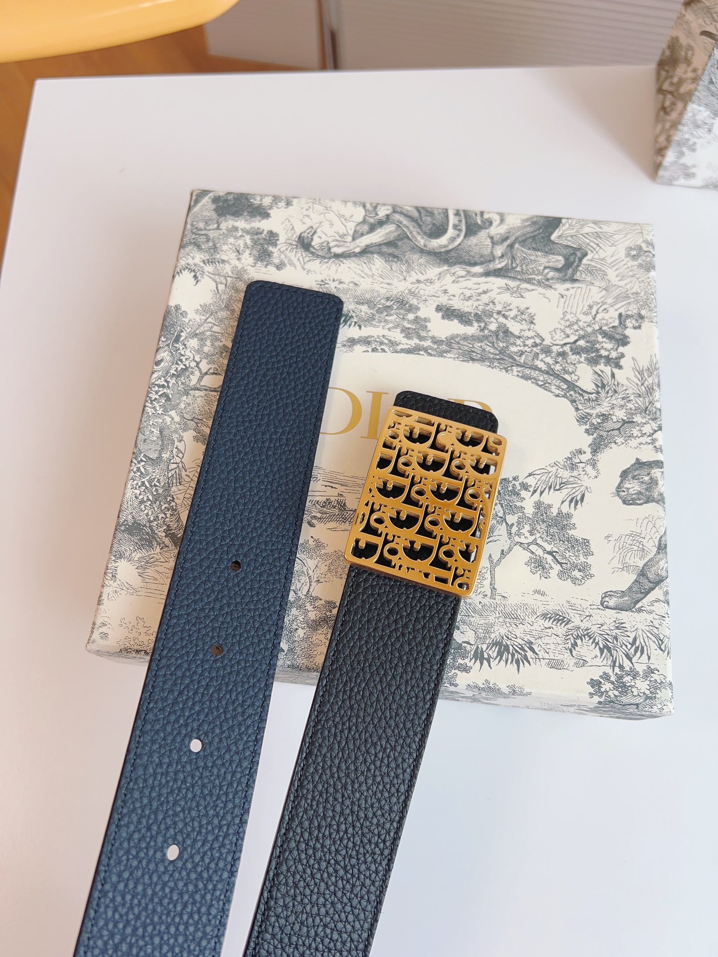Dior hollow buckle cowhide double-sided belt 3.5CM wide